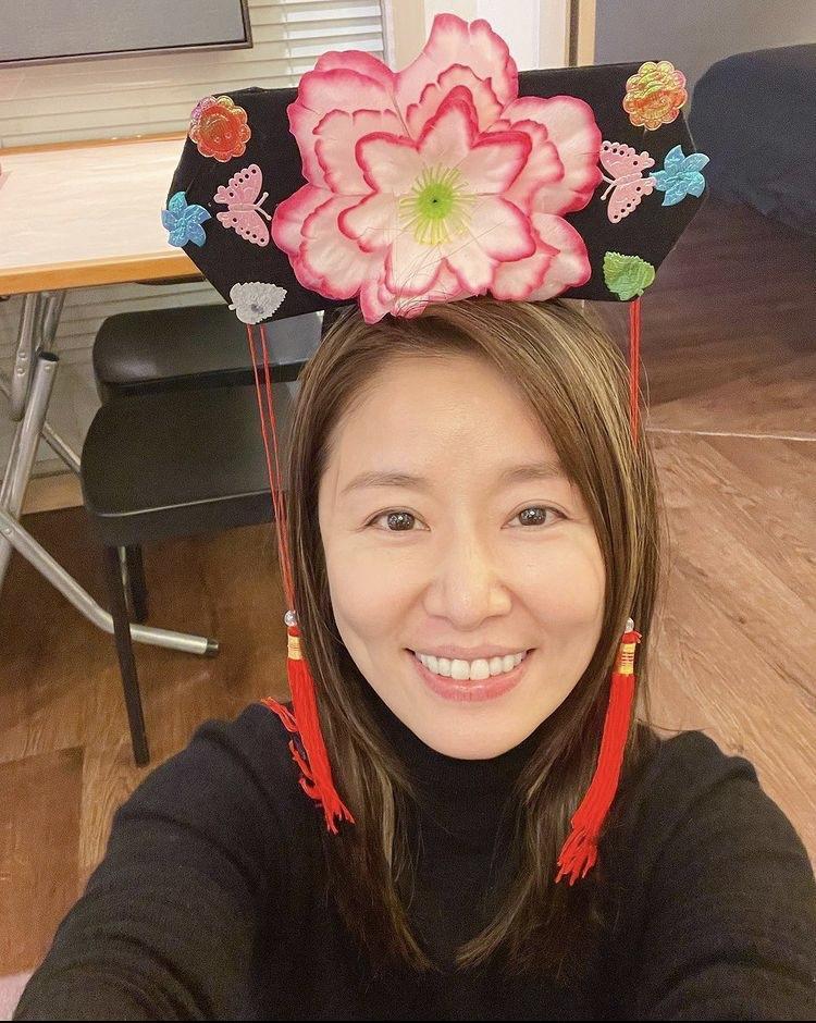 林心如將格格髮飾戴在頭上自拍,對著鏡頭露出燦爛的笑容。(翻攝自林心如IG)