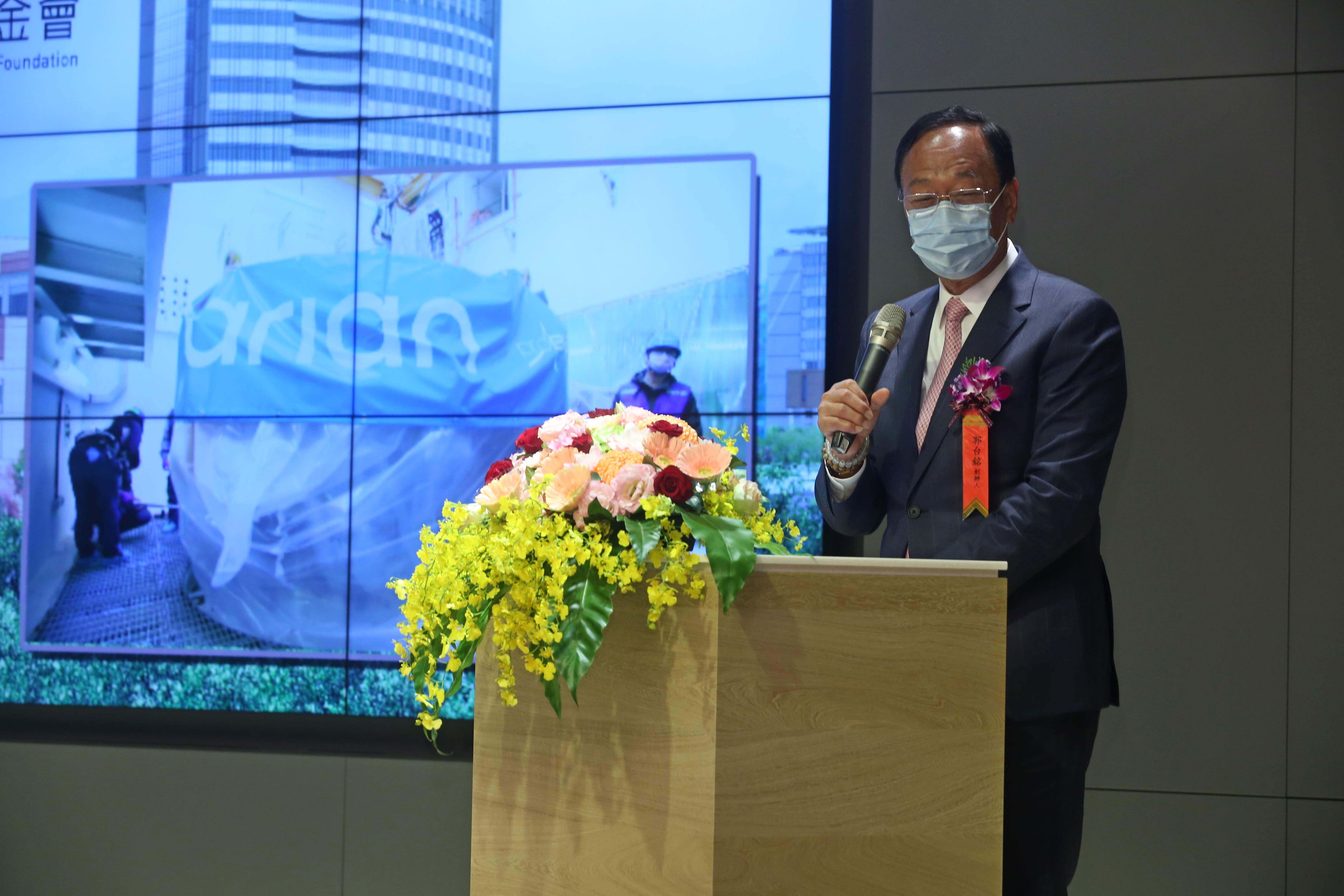 郭台銘表示，台大癌醫質子治療中心預計明年開始對外營運。