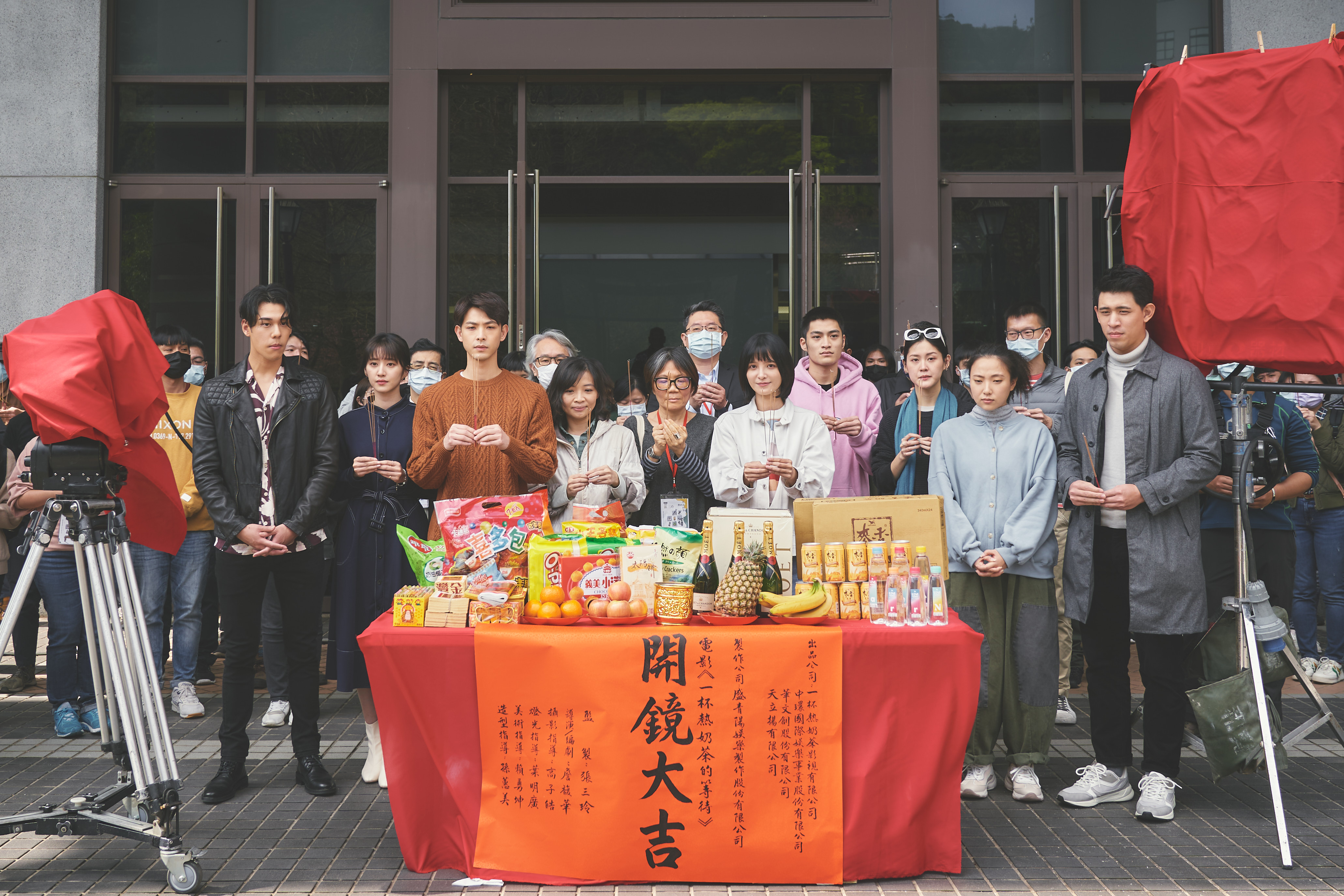 電影《一杯熱奶茶的等待》開鏡，參與演出的包括周予天（前排）、謝翔雅（左2）、連晨翔（左3）、吳子霏（前排右3白衣）等人。（双喜提供）