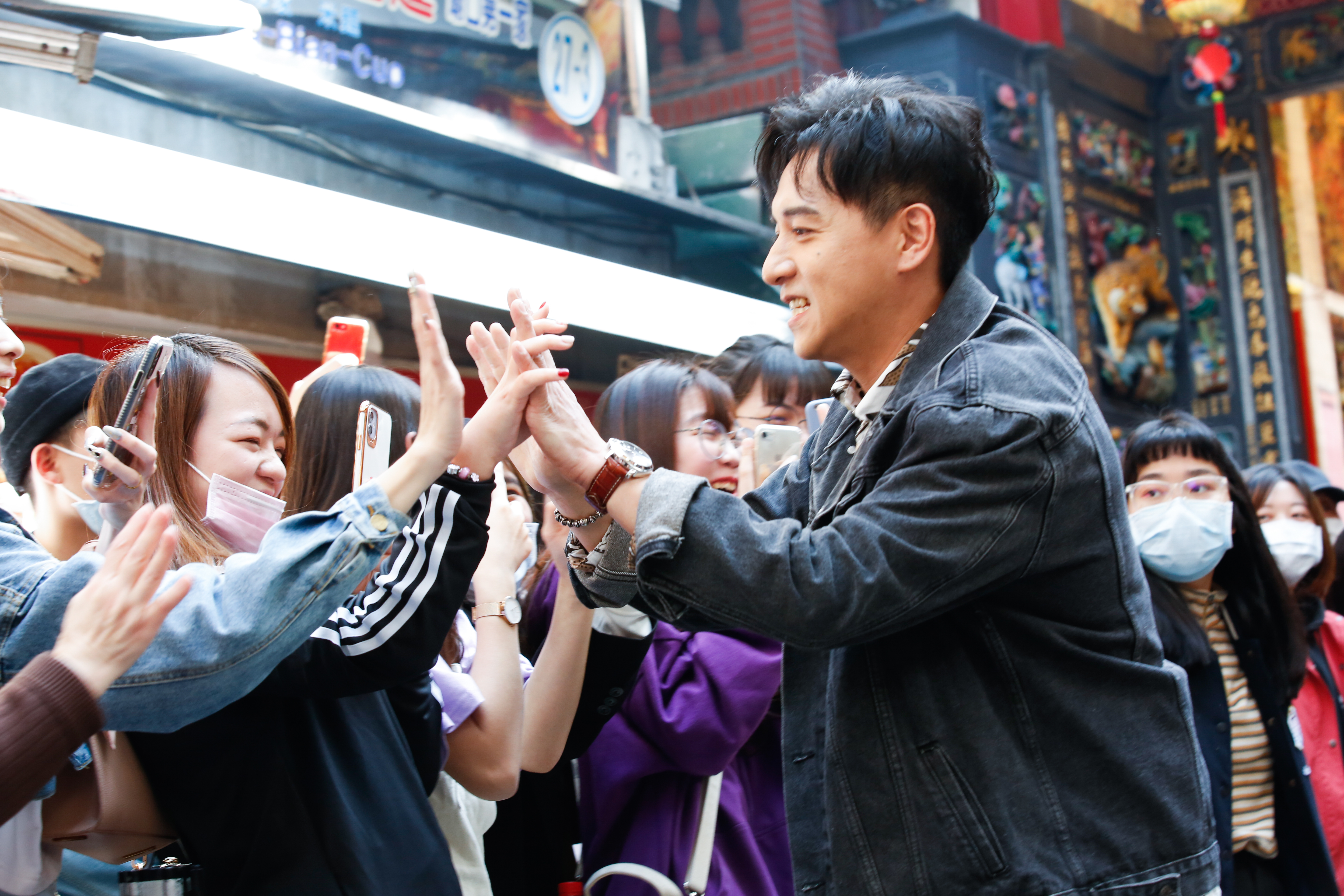 鄭人碩特地從拍片現場趕來會粉絲,不停放送飛吻和環抱福利。