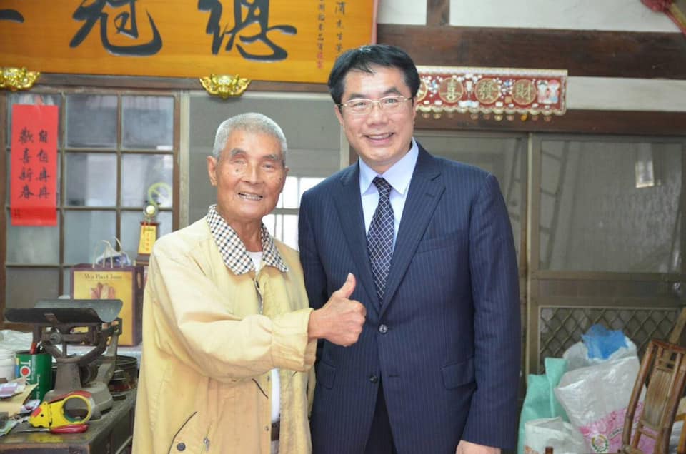 崑濱伯曾與台南市長黃偉哲合照。(翻攝自黃偉哲臉書)