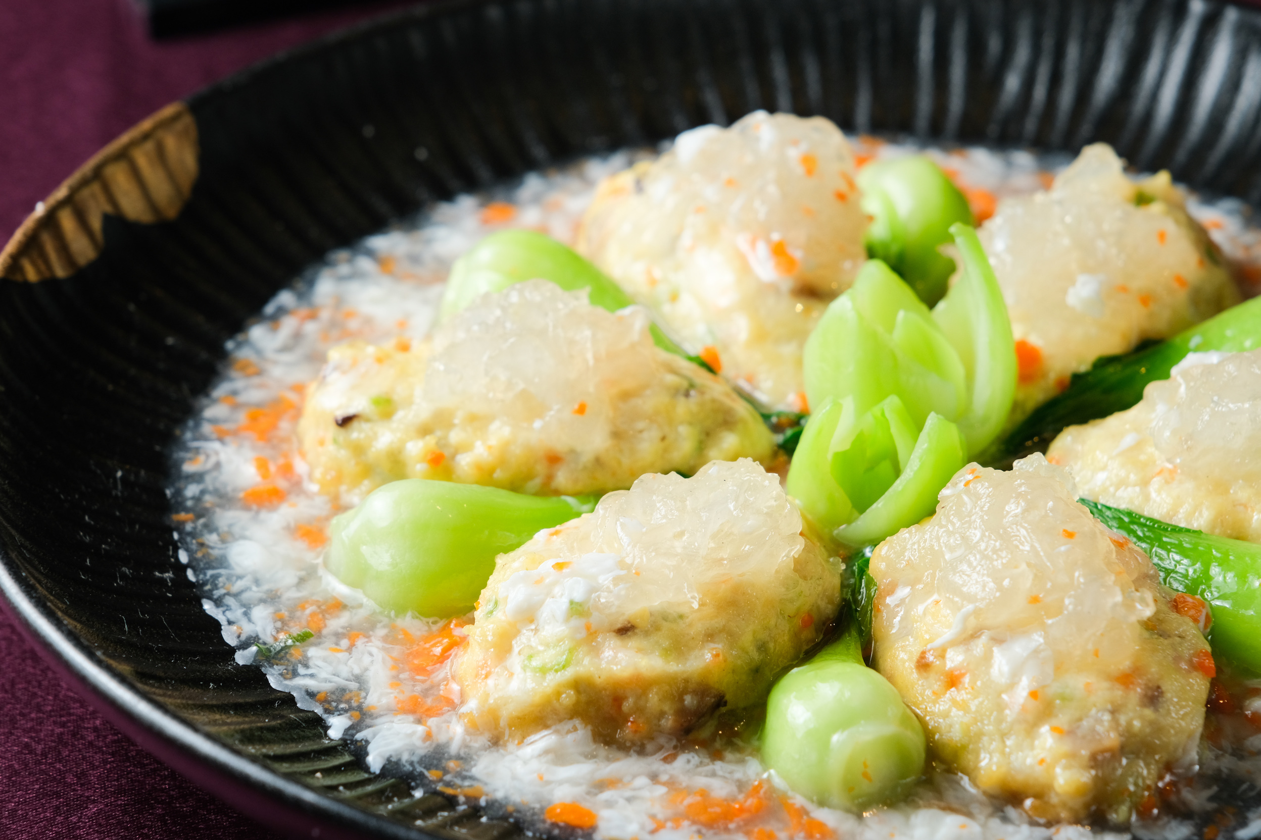 「香煎琵琶官燕」屬於矜貴的宮廷菜，彈潤鮮香。（1,880元／份）