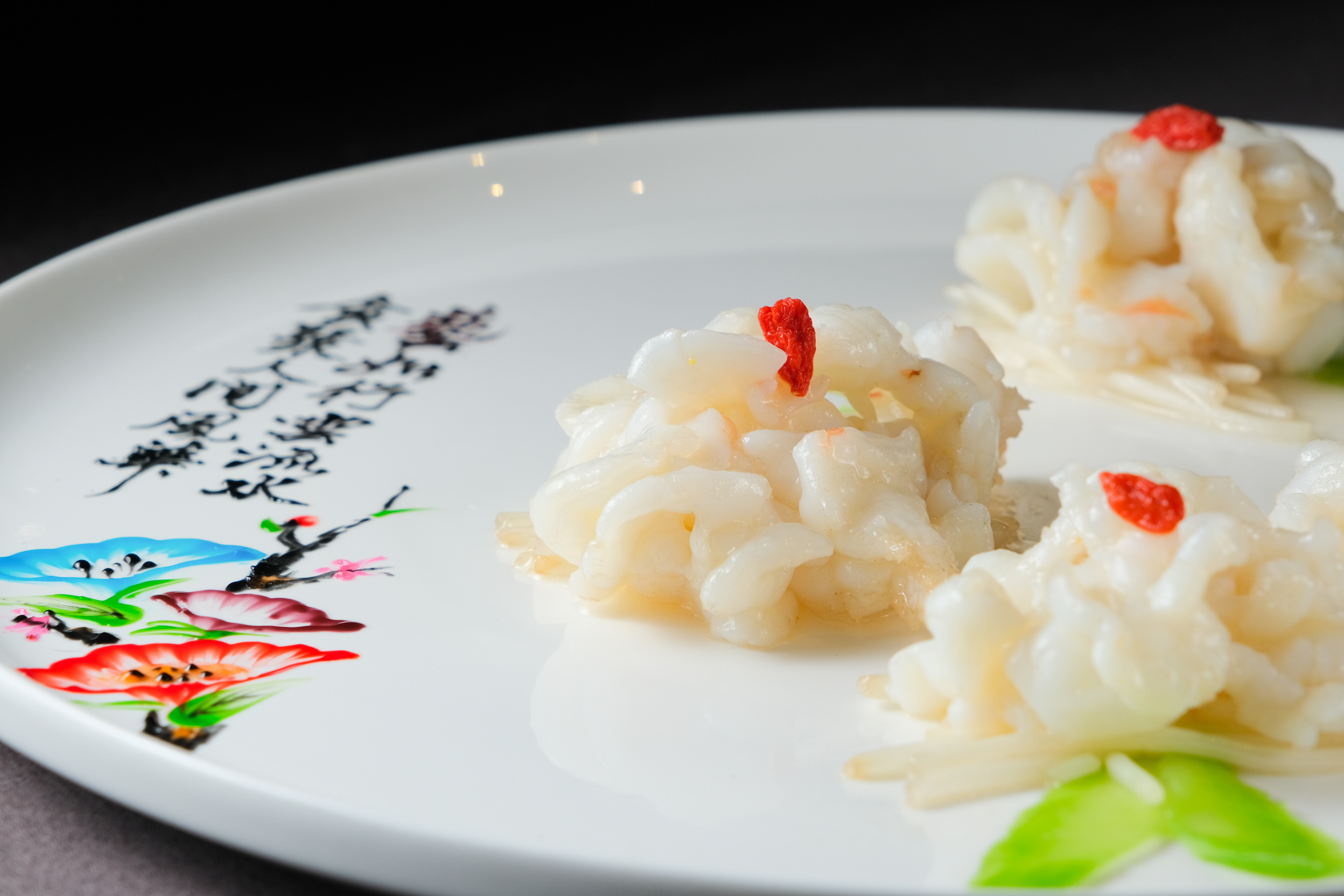 「玻璃蝦球」是粵菜中的大菜，刀工繁複，白淨爽脆。（時價）