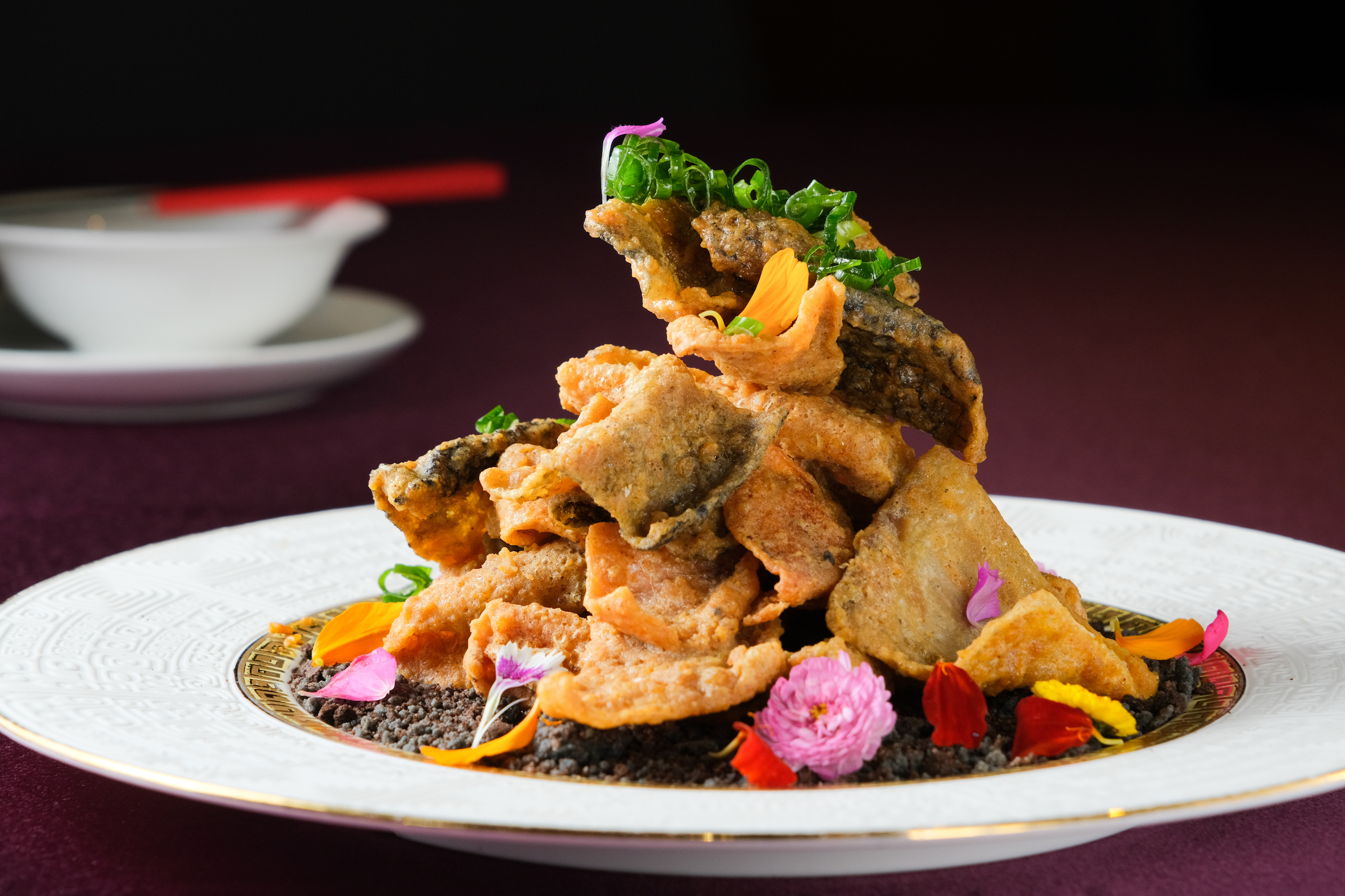 「金沙魚皮」新鮮現做，薄脆香酥十分唰嘴。（320元／份）