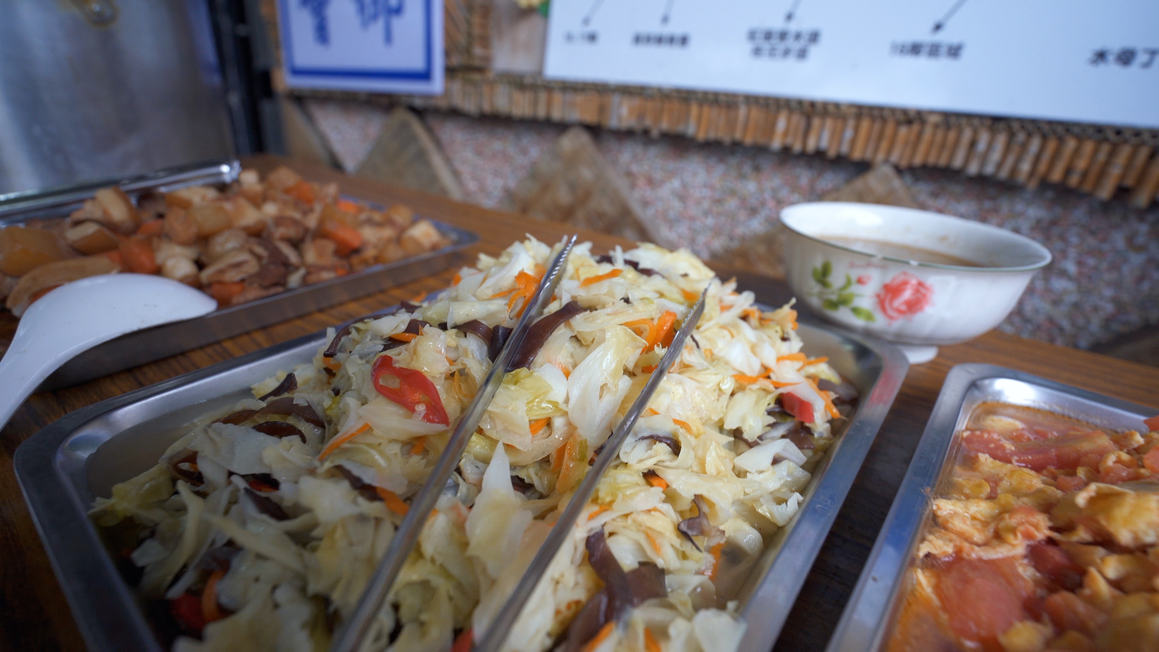 部落中的「聚福食堂」期盼共餐解決三餐的問題，無奈物資仍然匱乏。（讀者提供）