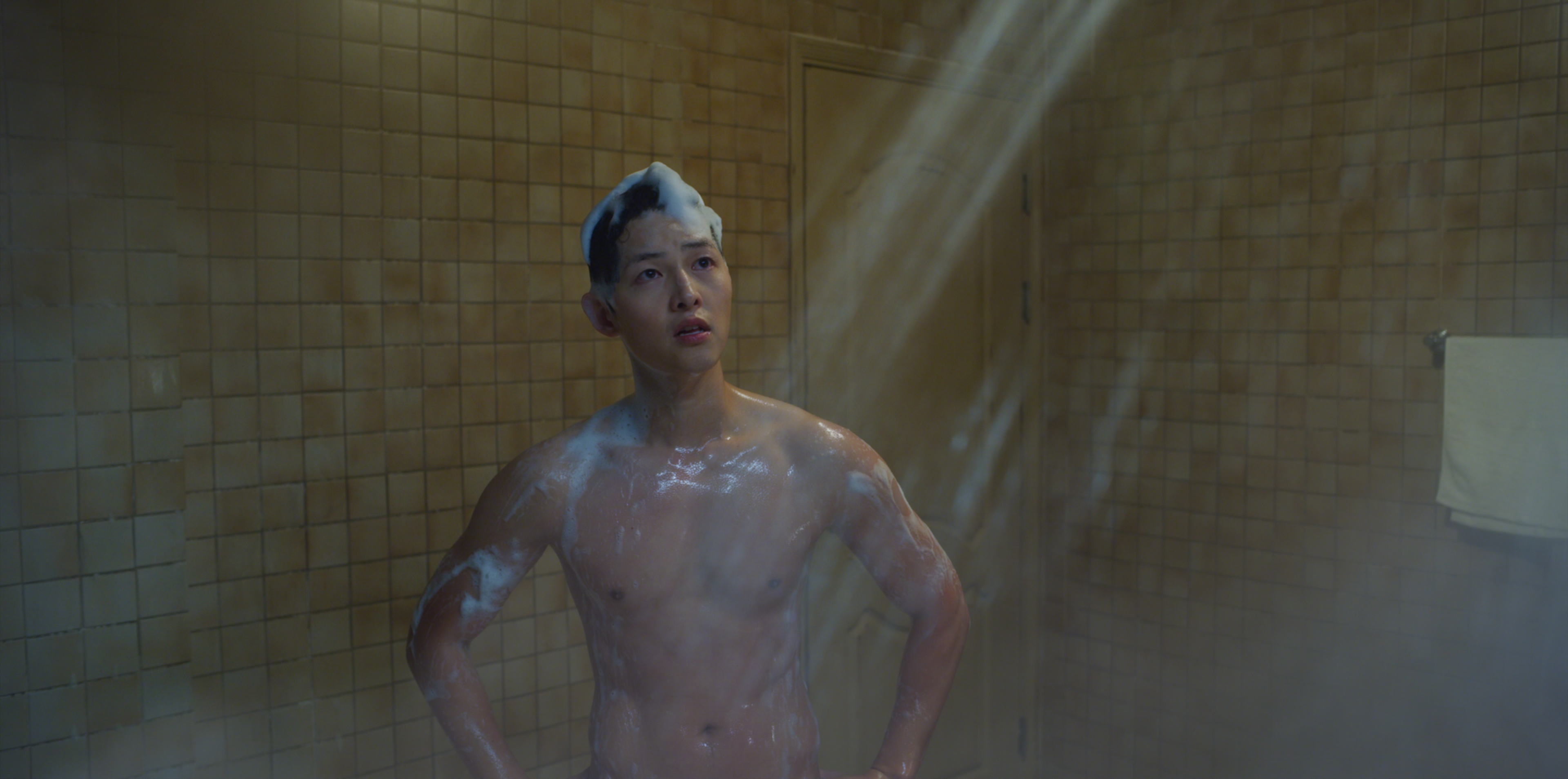 宋仲基幾乎在每部作品裡都會脫衣賣肌，《黑道律師文森佐》也不例外。（Netflix提供）