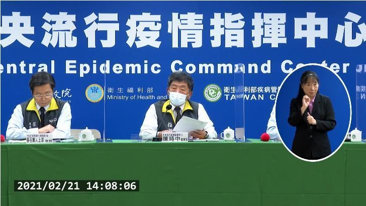 中央流行疫情指揮中心指揮官陳時中說明「接觸者隔離」新原則。(翻攝自衛生福利部疾病管制署Youtube頻道)