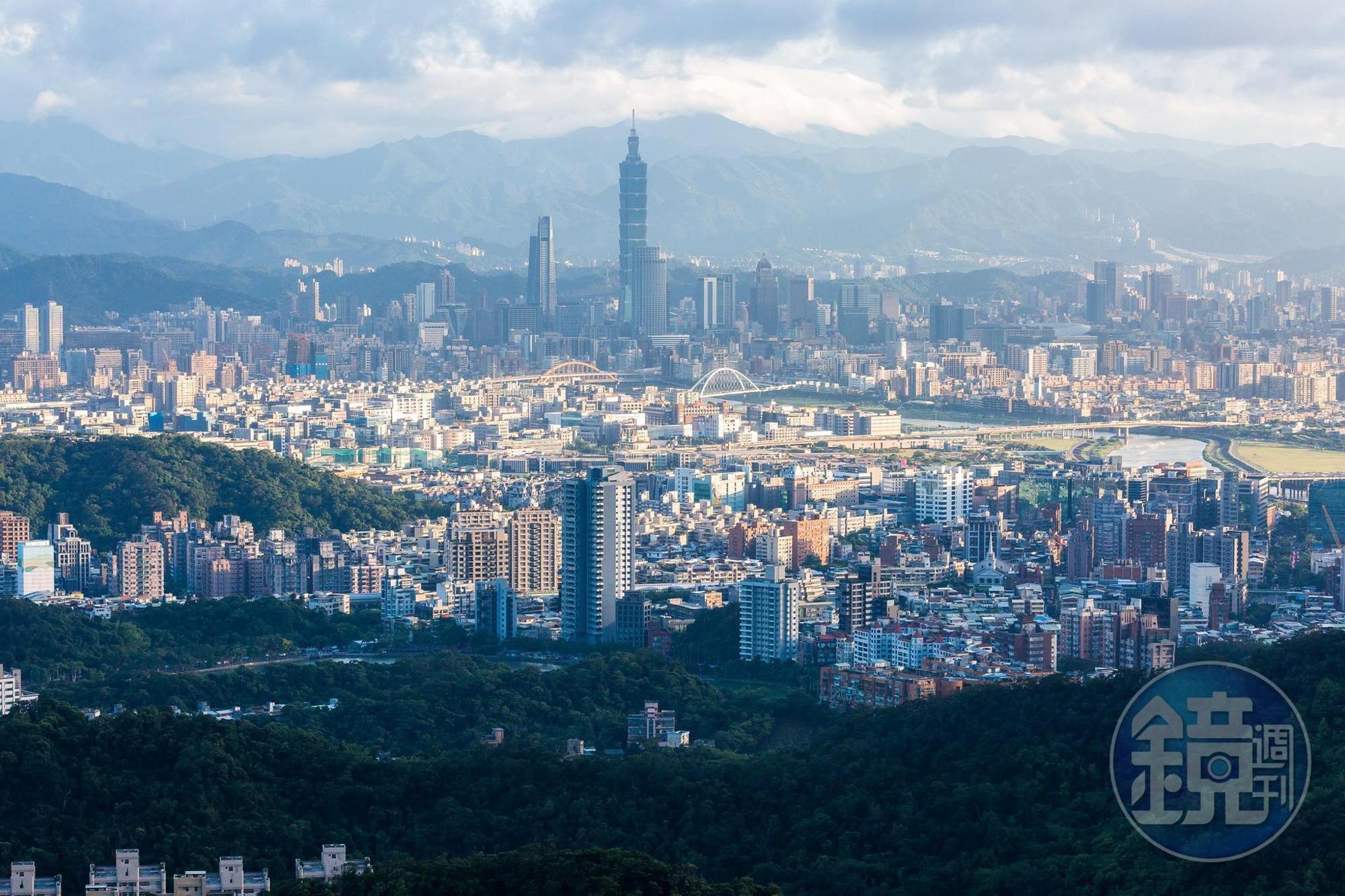 往上走到開漳聖王廟的觀景平台便可以看到台北盆地,天氣好時視野非常開闊。