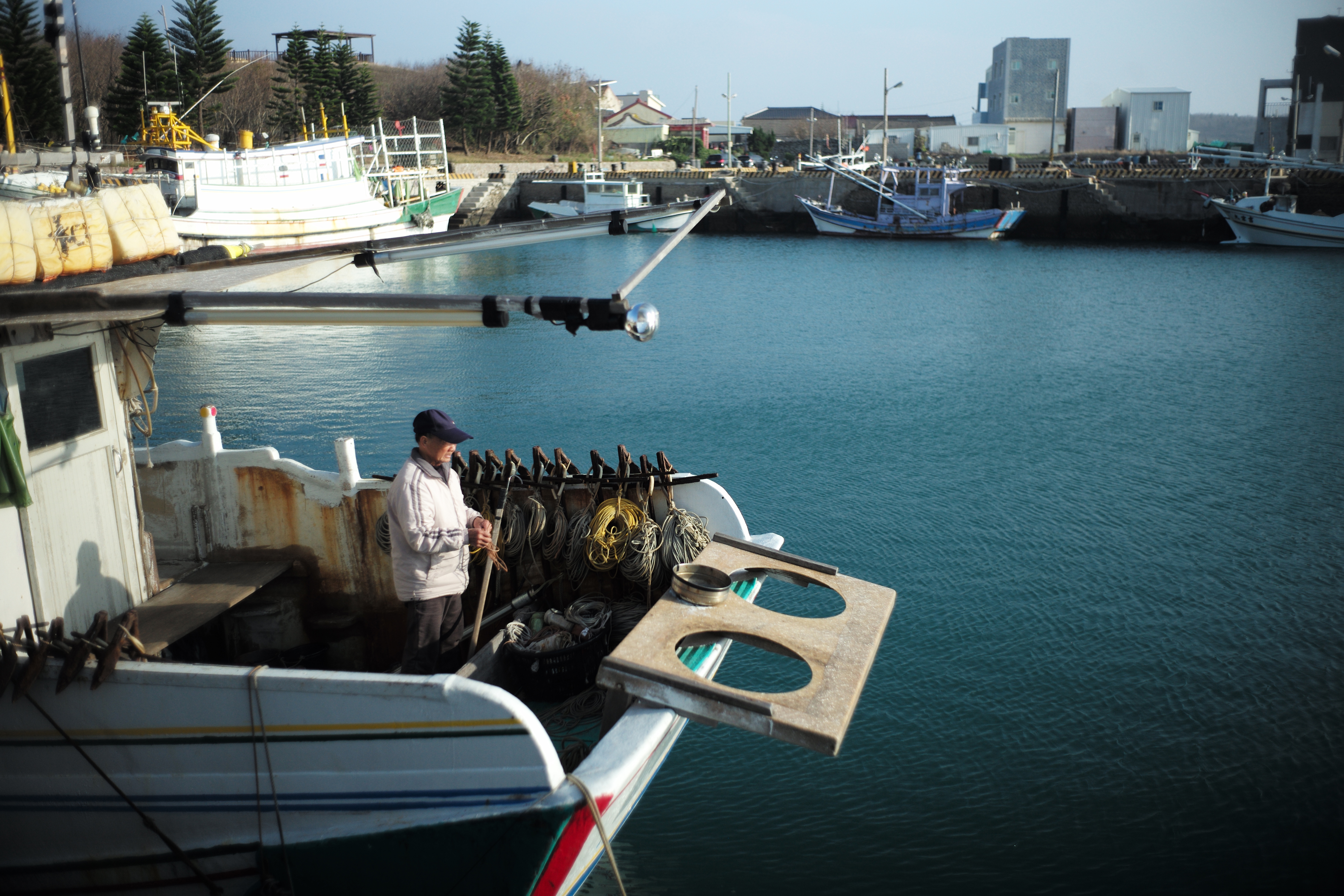 西嶼鄉的漁人在船上享受午後的冬陽。