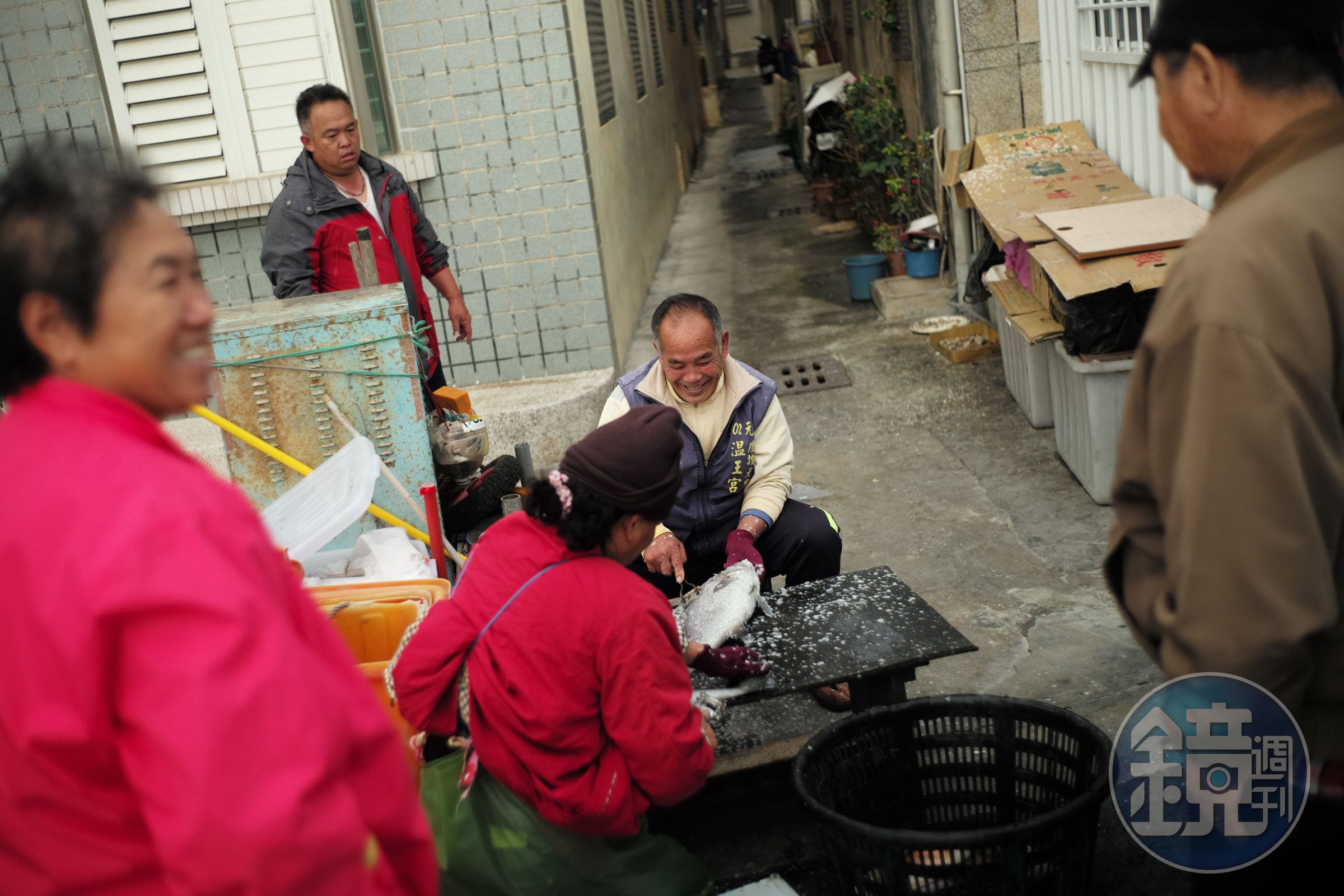 外垵村的漁民拿出剛捕到的漁獲現殺現賣。