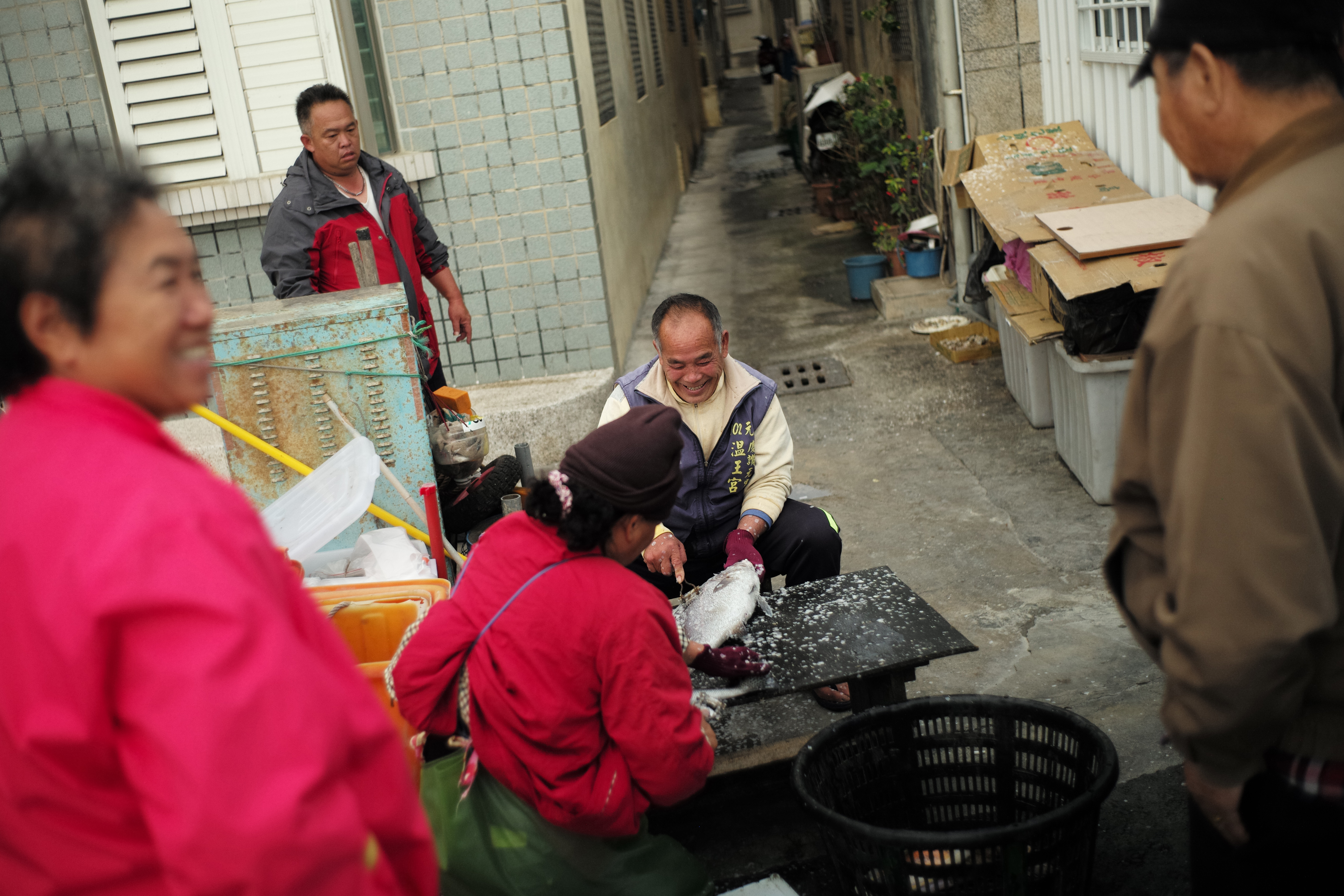 外垵村的漁民拿出剛捕到的漁獲現殺現賣。