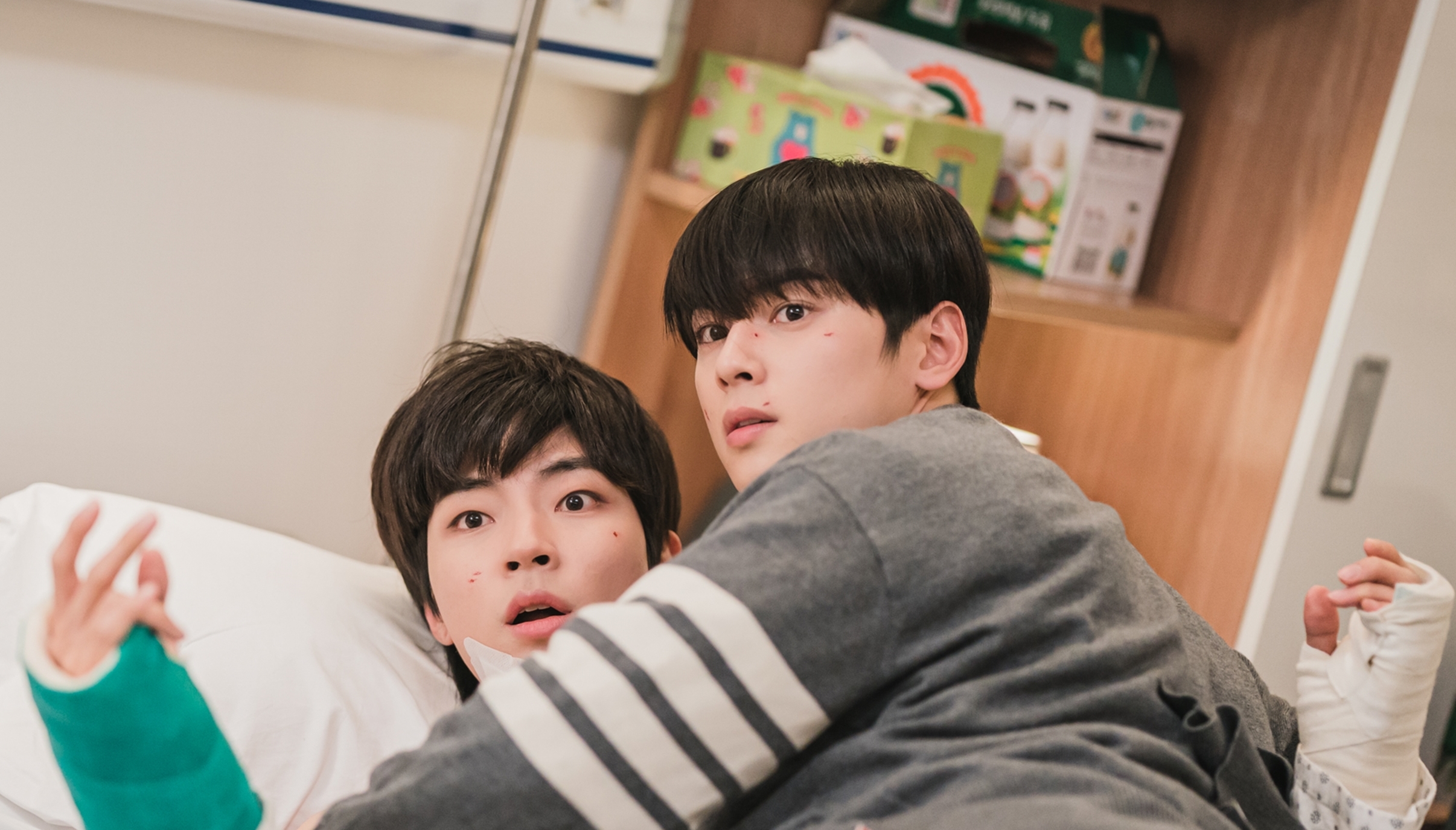 改編自網路漫畫的《女神降臨》播出後深獲觀眾喜愛，「修豪」車銀優（右）與「書峻」黃寅燁人氣翻漲，更掀起「修豪派」與「書峻派」的熱烈討論。（friDay影音提供）