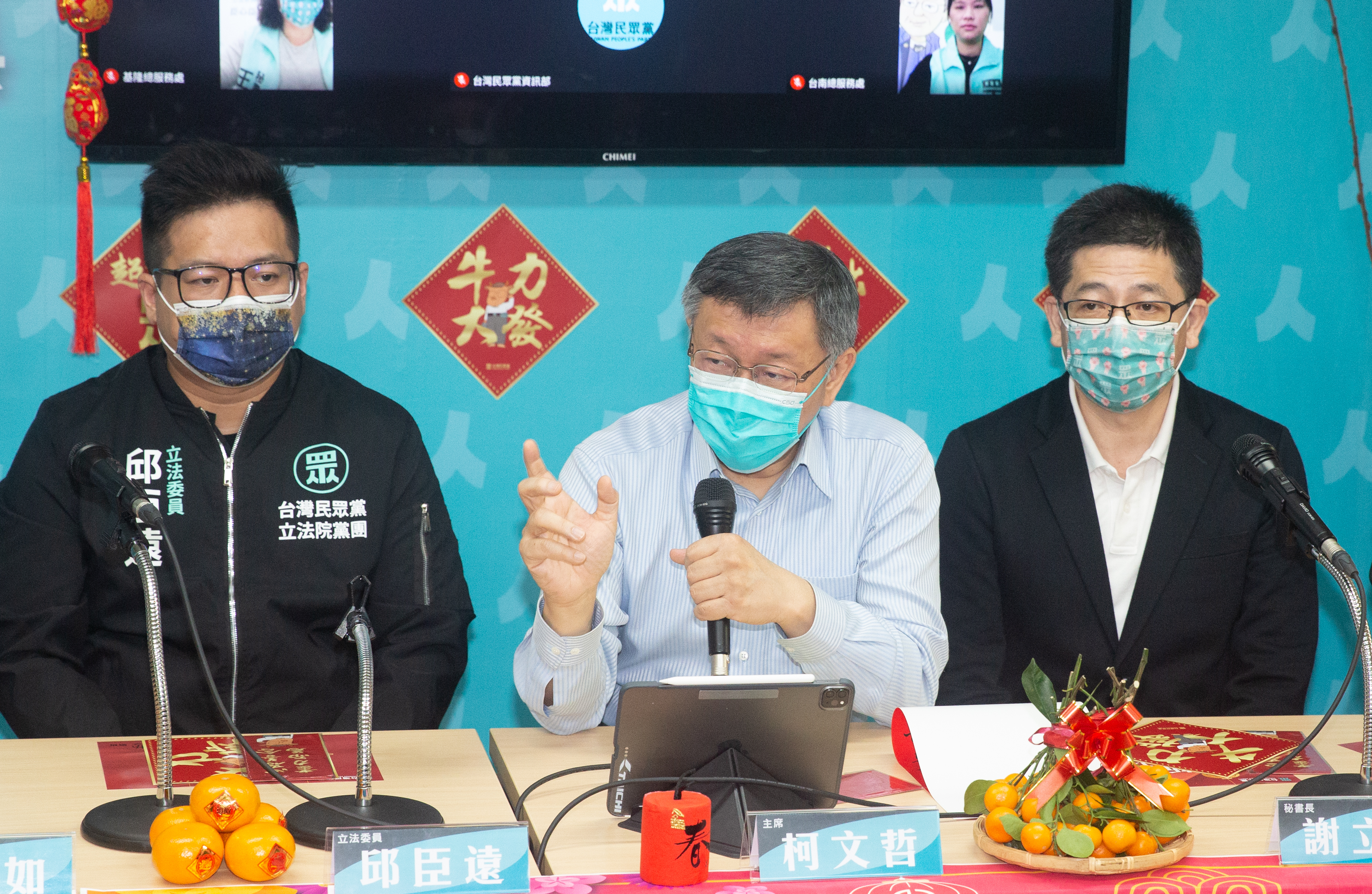 台北市長柯文哲（中）領軍的台灣民眾黨，先前遭質疑寄生國會，現又因為一日北高行程花費惹議。