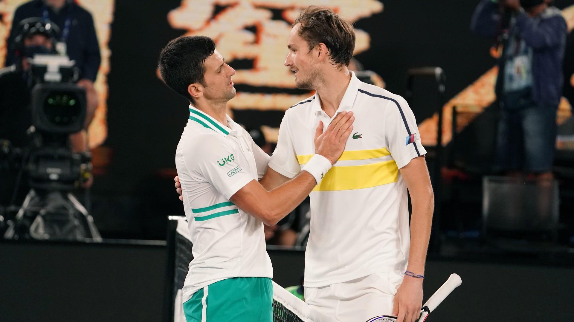 喬科維奇(左)擊敗梅德維夫奪冠,2人賽後致意。(翻攝自AustralianOpen推特)