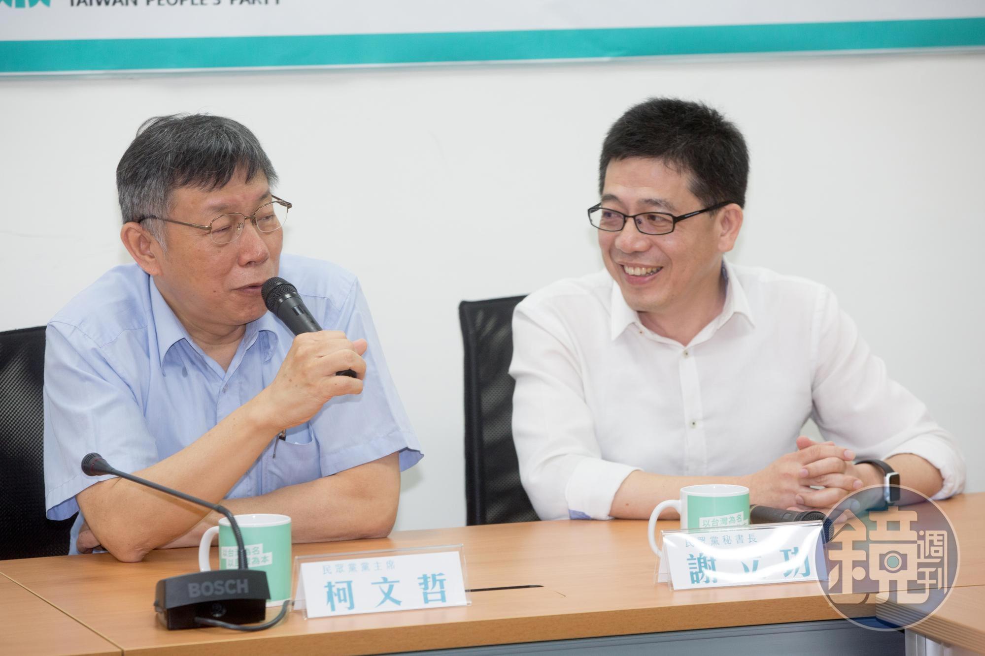 藍營遭挖角情況頻傳,前國民黨移民署長謝立功(右)去年被延攬為民眾黨祕書長。(本刊資料照)
