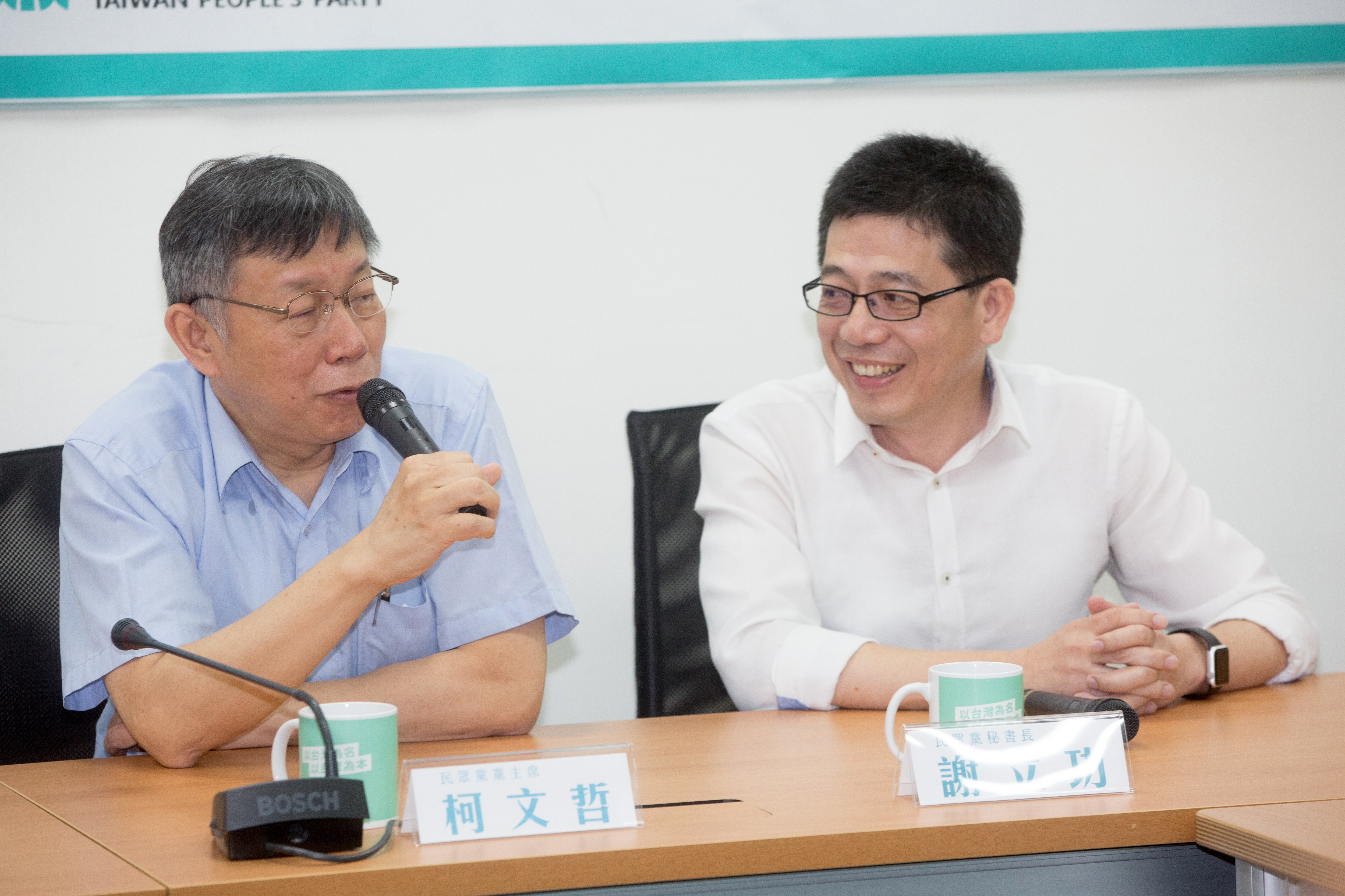 藍營遭挖角情況頻傳，前國民黨移民署長謝立功（右）去年被延攬為民眾黨祕書長。（本刊資料照）
