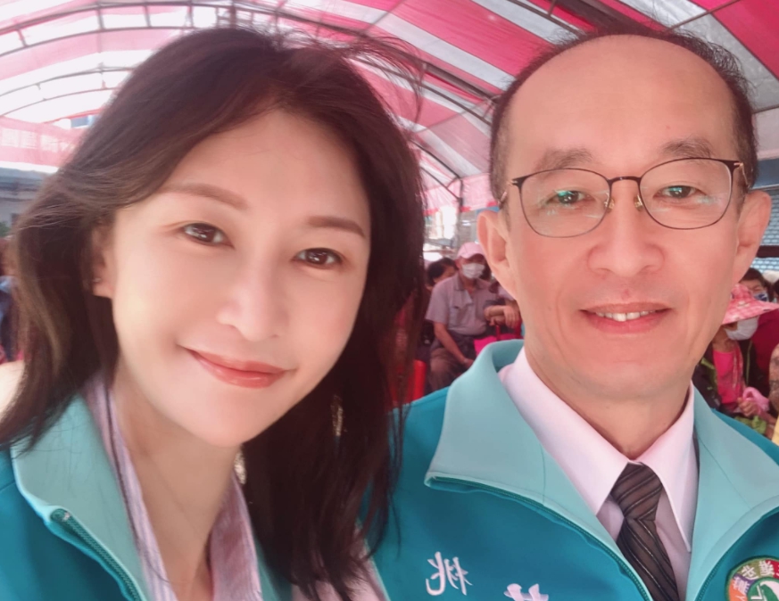 「QN」（左）宣布參選桃園市議員，她的父親是現任議員黃景熙（右）。（翻攝黃拉結臉書）