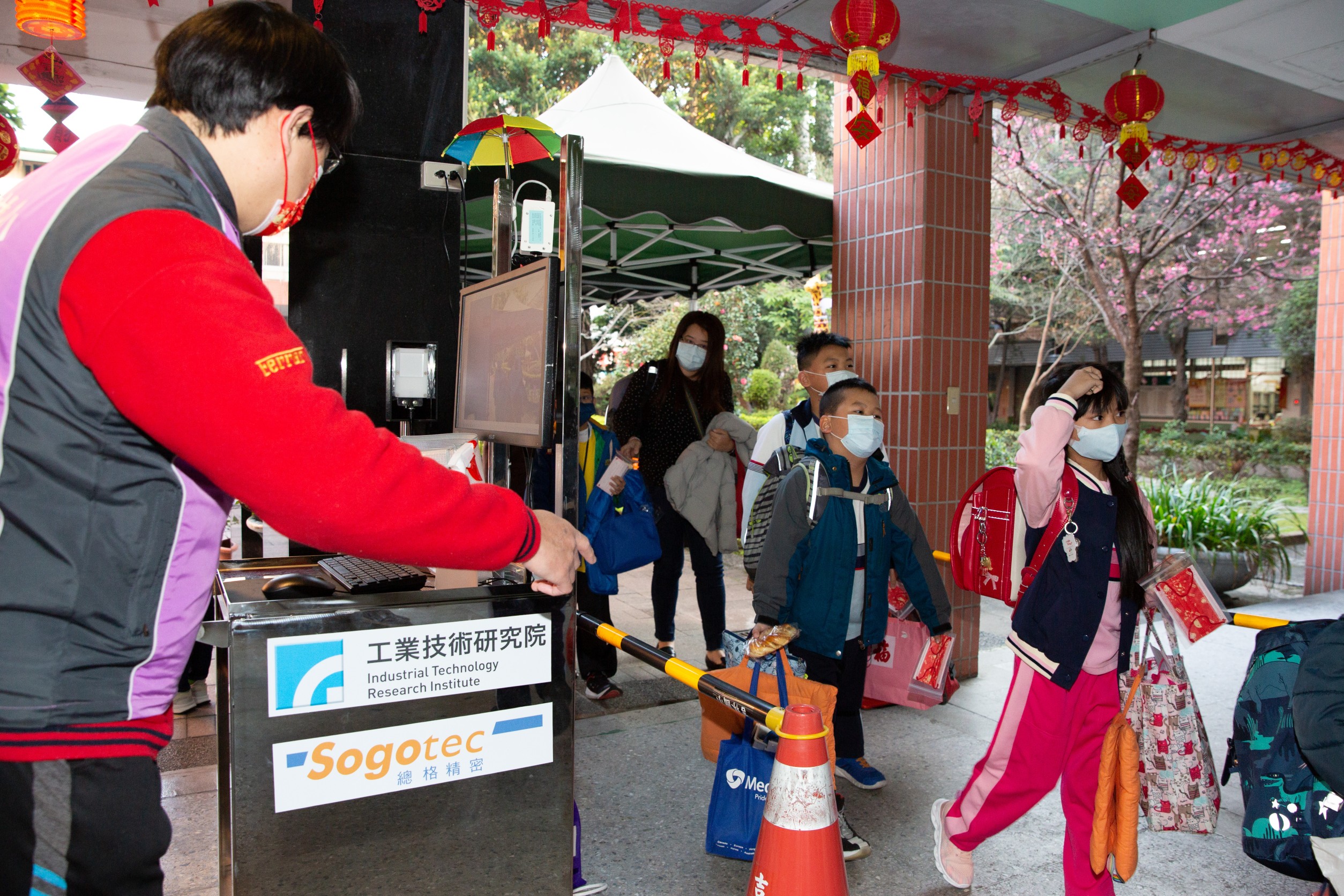 寒假延長4天，今日一早學生們回到學校展開心的學期。