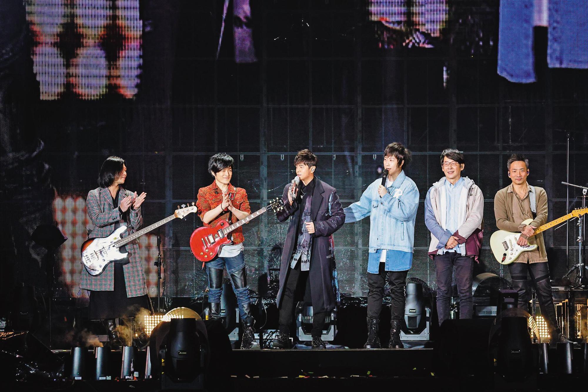 2021年元旦,周杰倫(左三)受邀擔任五月天「好想好想見到你」桃園棒球場演唱會嘉賓。(翻攝自相信音樂臉書)