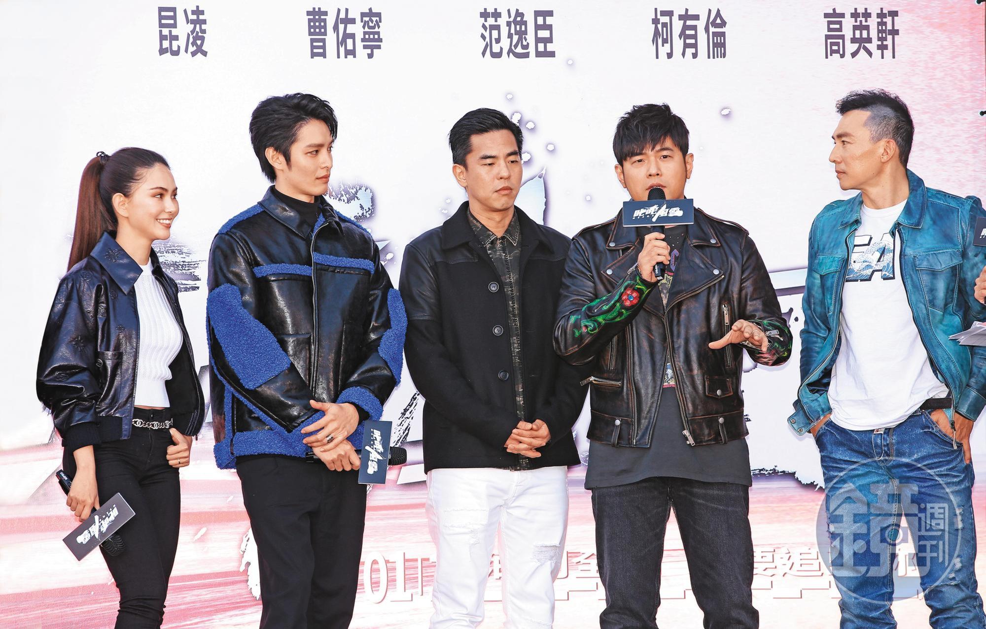 農曆春節前,周杰倫(右一)還為愛妻昆凌(左一)主演的電影《叱咤風雲》站台,該片已創下超過3,000萬元的好成績。左二曹佑寧、右二柯有倫。