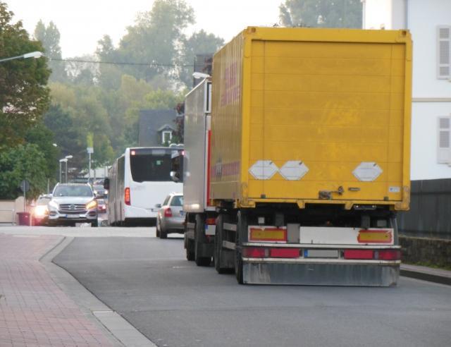 與大車保持適當的跟車距離為小型車保命的不二法則。(示意圖,photo-AC)