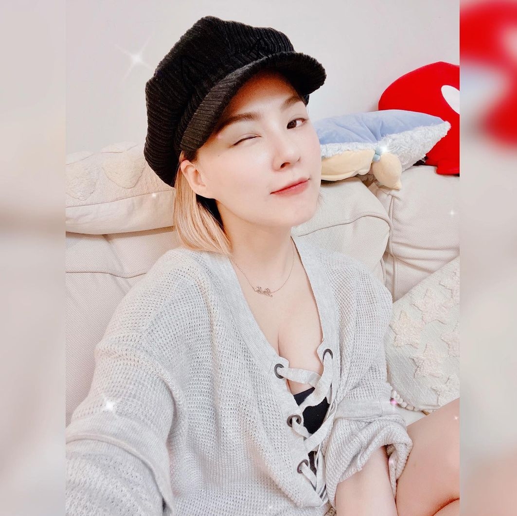熊熊穿著灰色洞洞裝,露出事業線,跟粉絲報平安。(翻攝自熊熊IG)