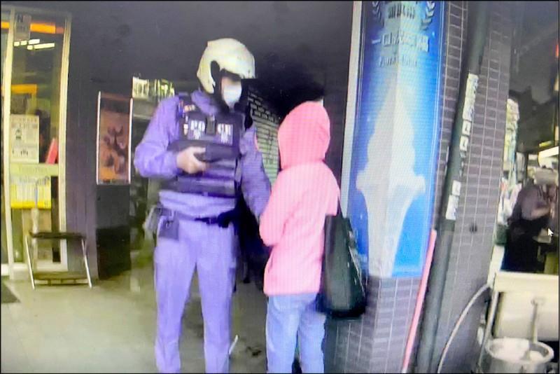 龍山派出所員警找到失蹤17年被宣告死亡的黃姓女子。(翻攝畫面)