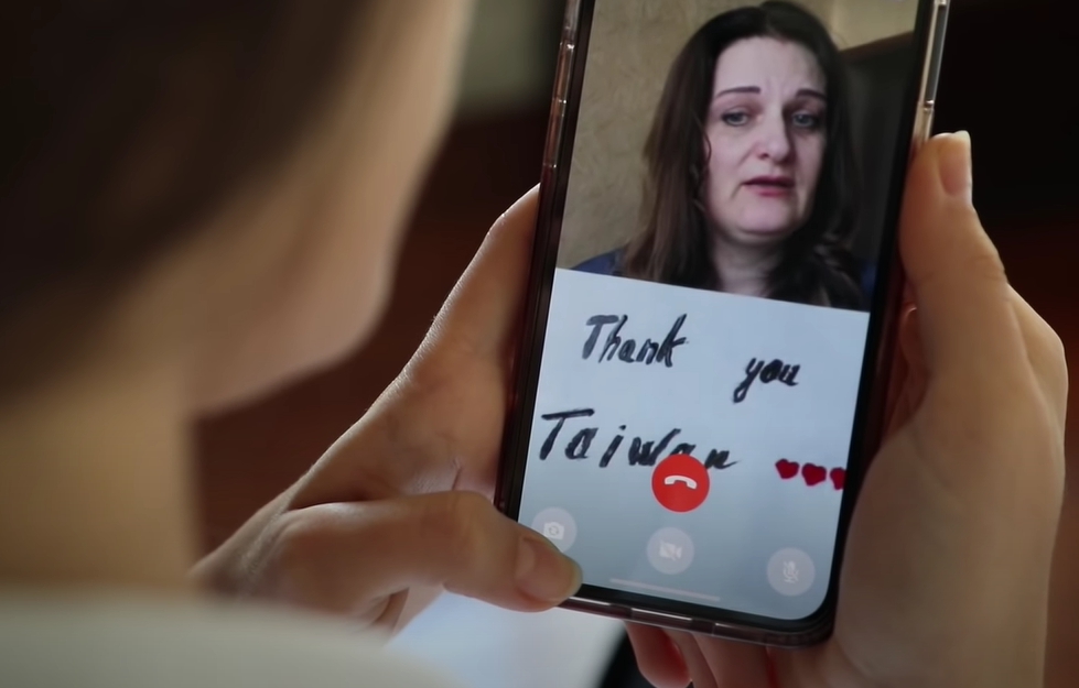 烏克蘭正妹Lina的母親錄製影片向台灣表達感謝。（翻攝自Stopkiddinstudio YouTube頻道）