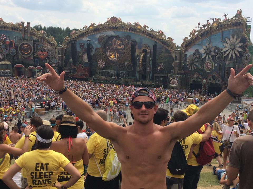 英國男子艾默森（Gareth Emmerson）在得知罹患罕見癌症後，除積極抗癌，也逐一完成他的遺願清單。（翻攝自艾默森臉書「Gaz Emmerson」）