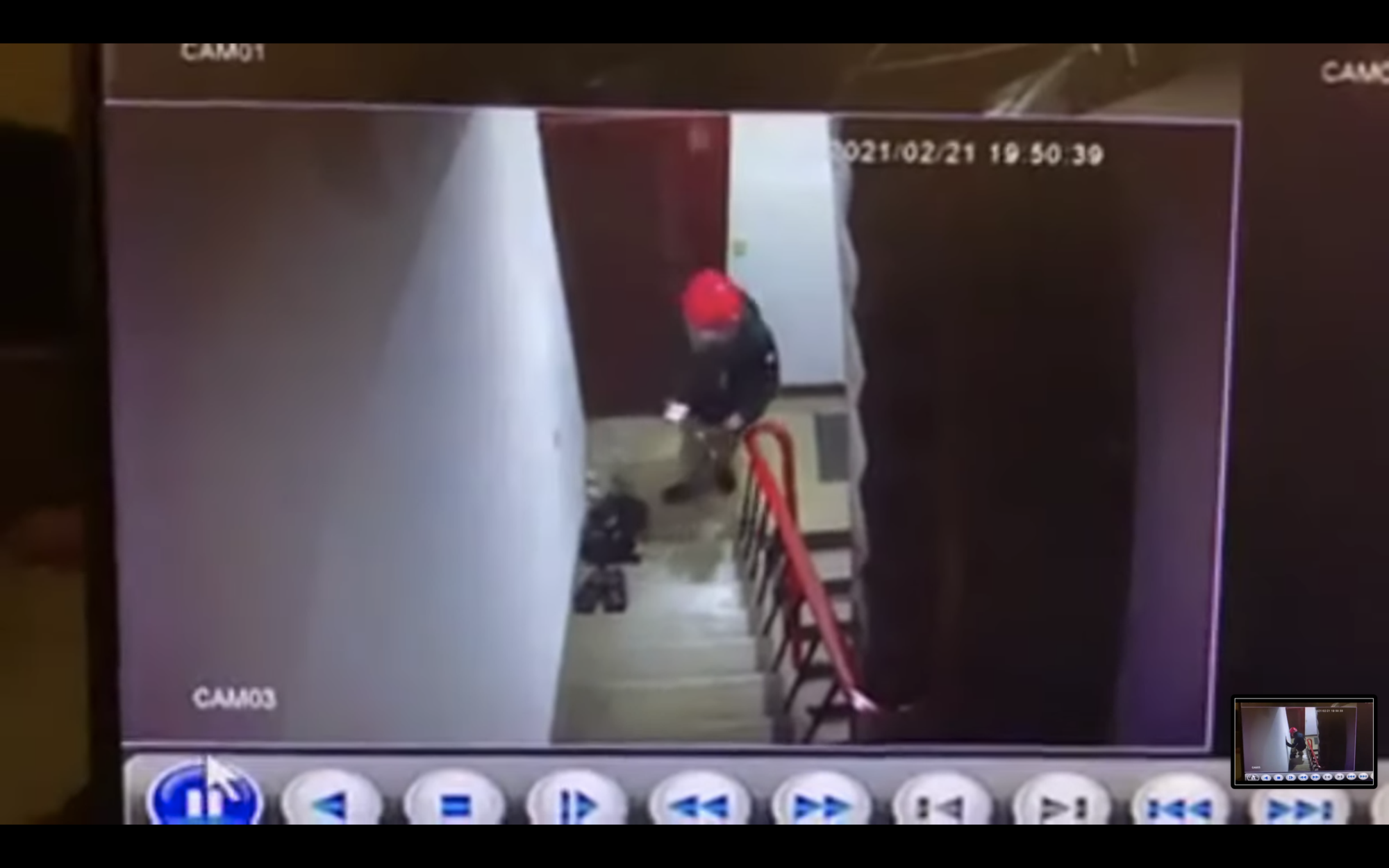 一名外送員送餐時「順便」將別的住戶的鞋子帶走。(翻攝自Yulin Chen YouTube頻道)