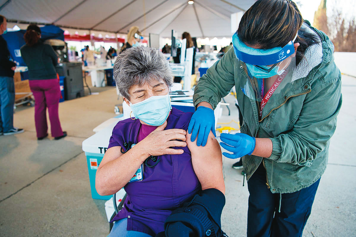 疫苗施打應該追求普世平等價值，卻大打不公平分配的搶奪大戰，使得貧富國家間的對立更為嚴重。（翻攝County of Los Angeles臉書）