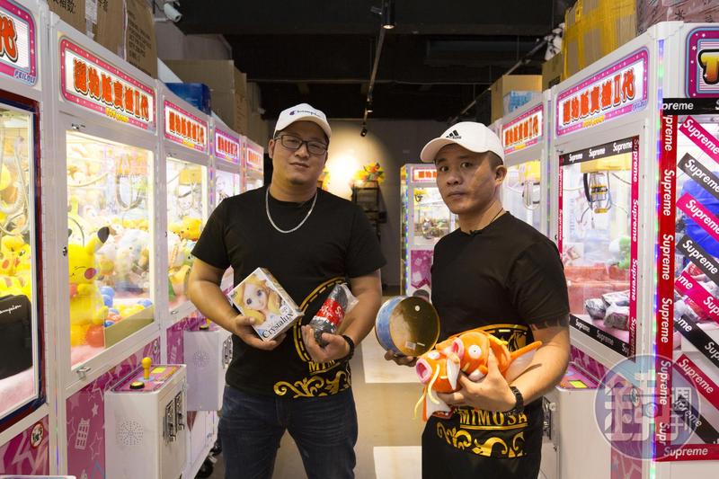 「含羞草日記」副團長超艾夾（右）驚傳遇襲中刀，緊急送醫治療。（本刊資料照）