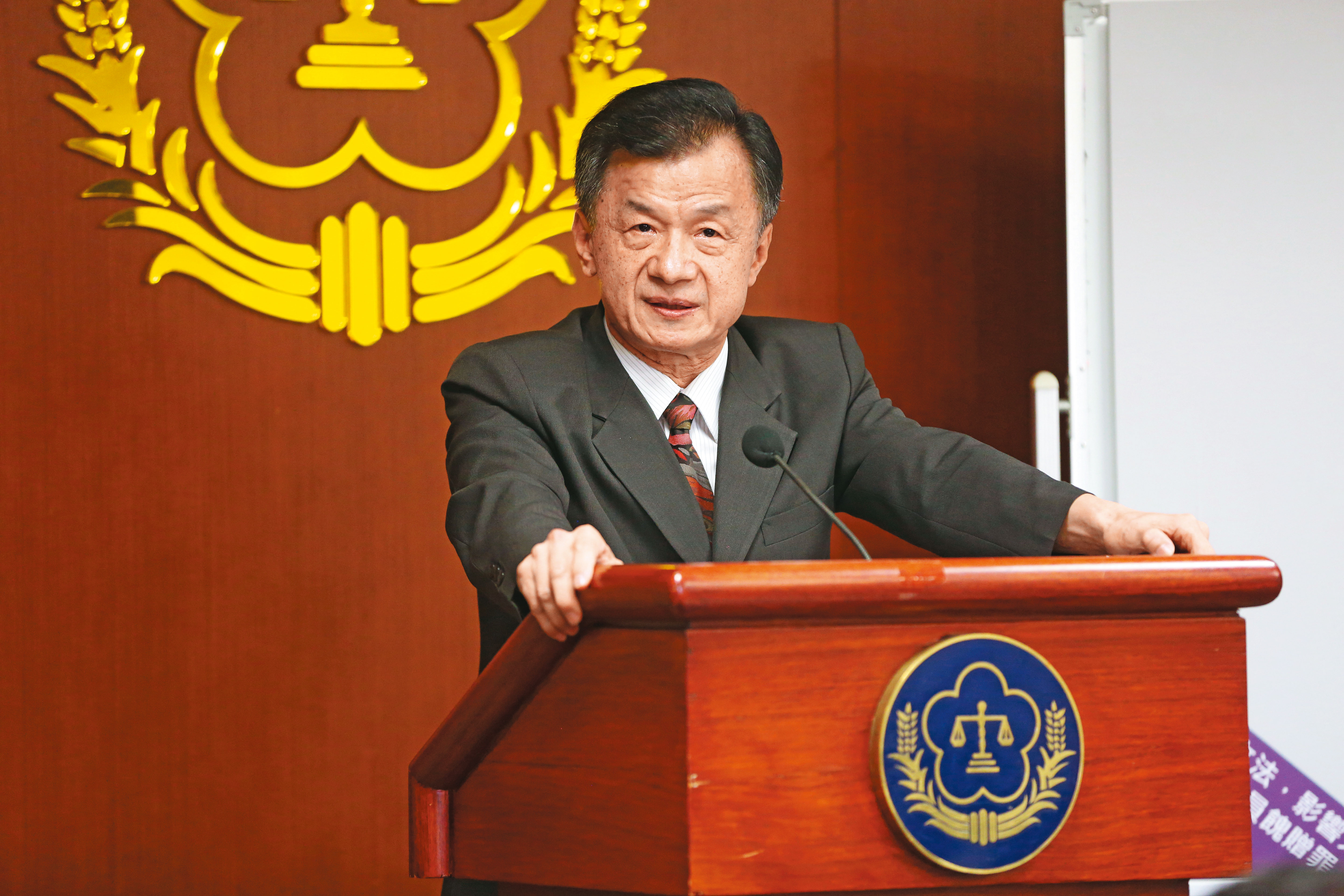 陸委會主委由邱太三「復出」接任，而為稀釋他先前因關說疑雲下台的印象，蔡政府刻意製造他的任用是向對岸釋出善意。