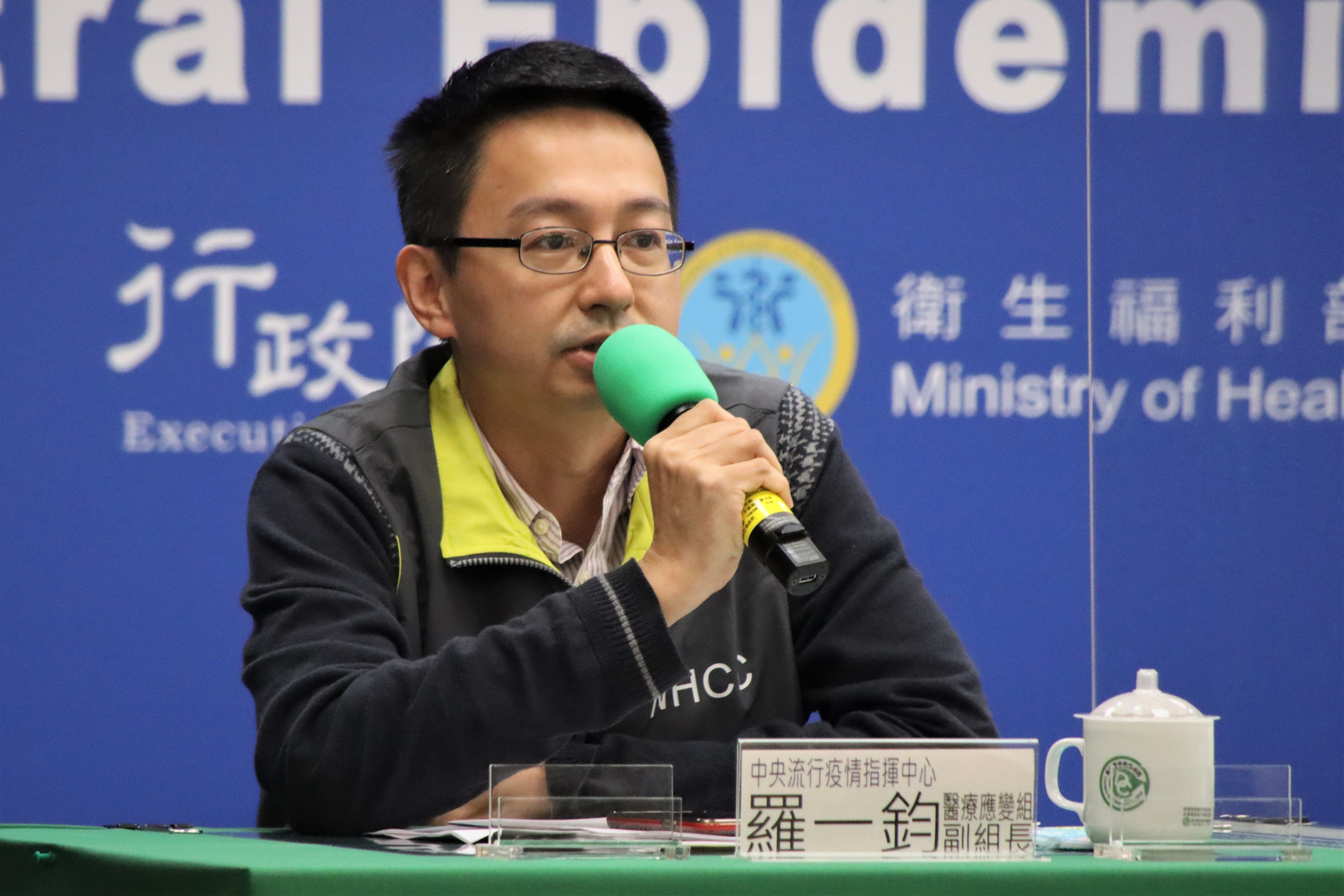 醫療應變組副組長羅一鈞表示，AZ疫苗尚未看到明確的調查結果，會持續關注。（指揮中心提供）