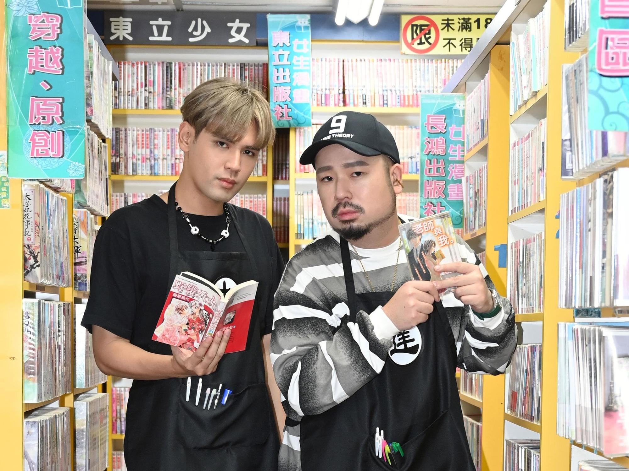 新歌〈留住你的美〉MV中,阿達飾演戀愛魯蛇,陳零九跨刀助陣。(環球音樂提供)