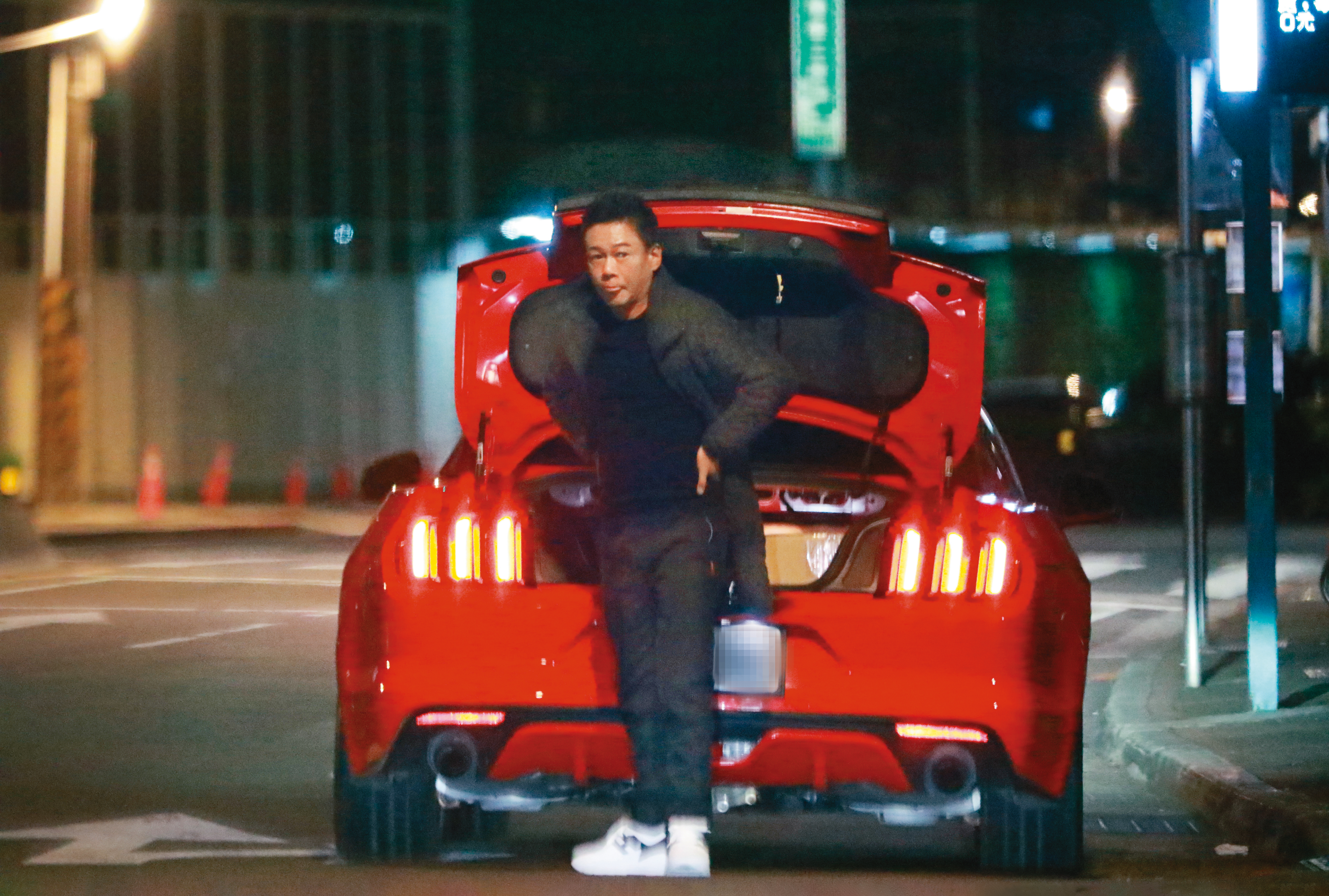 1月31日01:31，李康生開著紅色野馬跑車，準備返回山上住處。