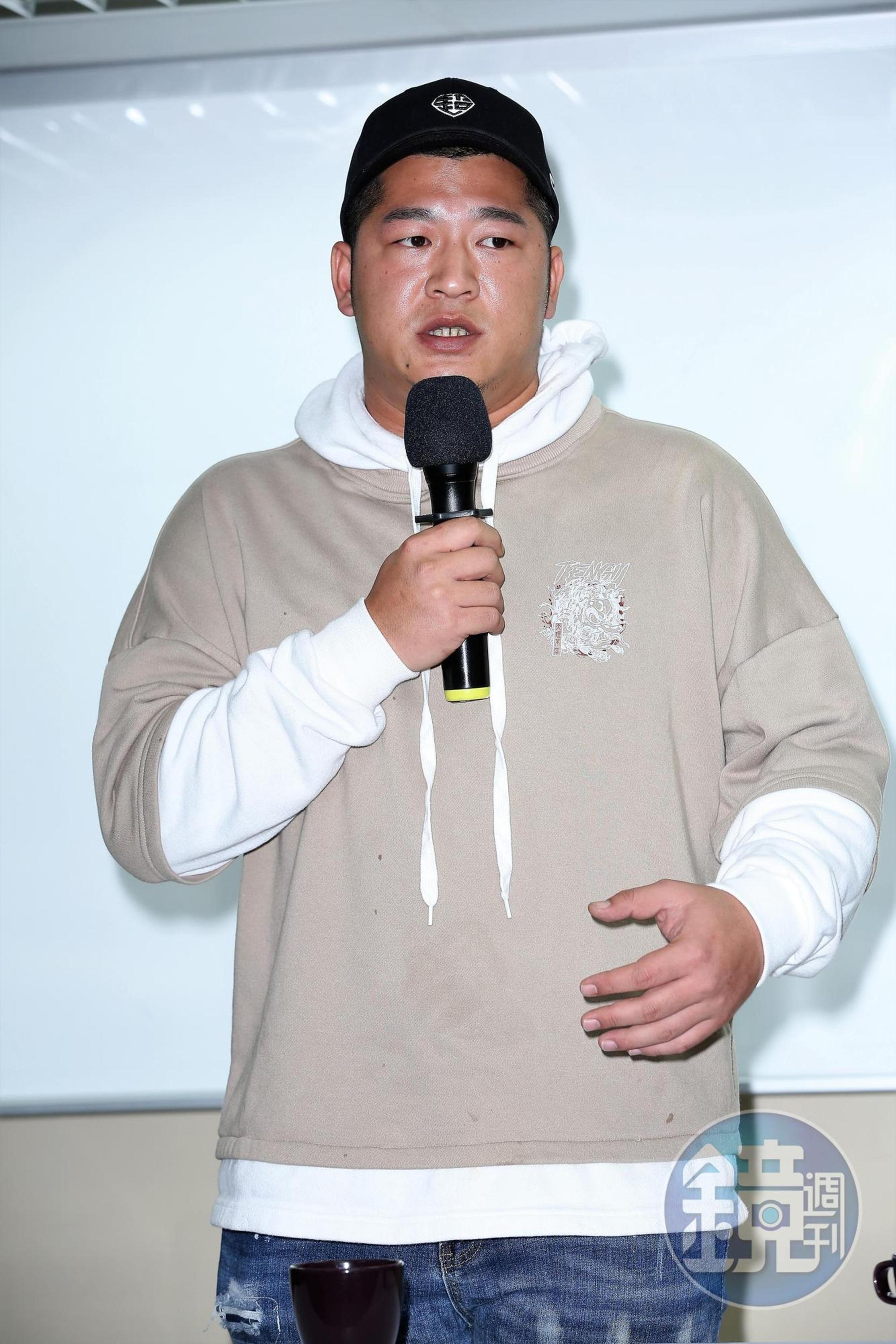 與超艾夾情同家人的草爺召開記者會,譴責暴力行為。