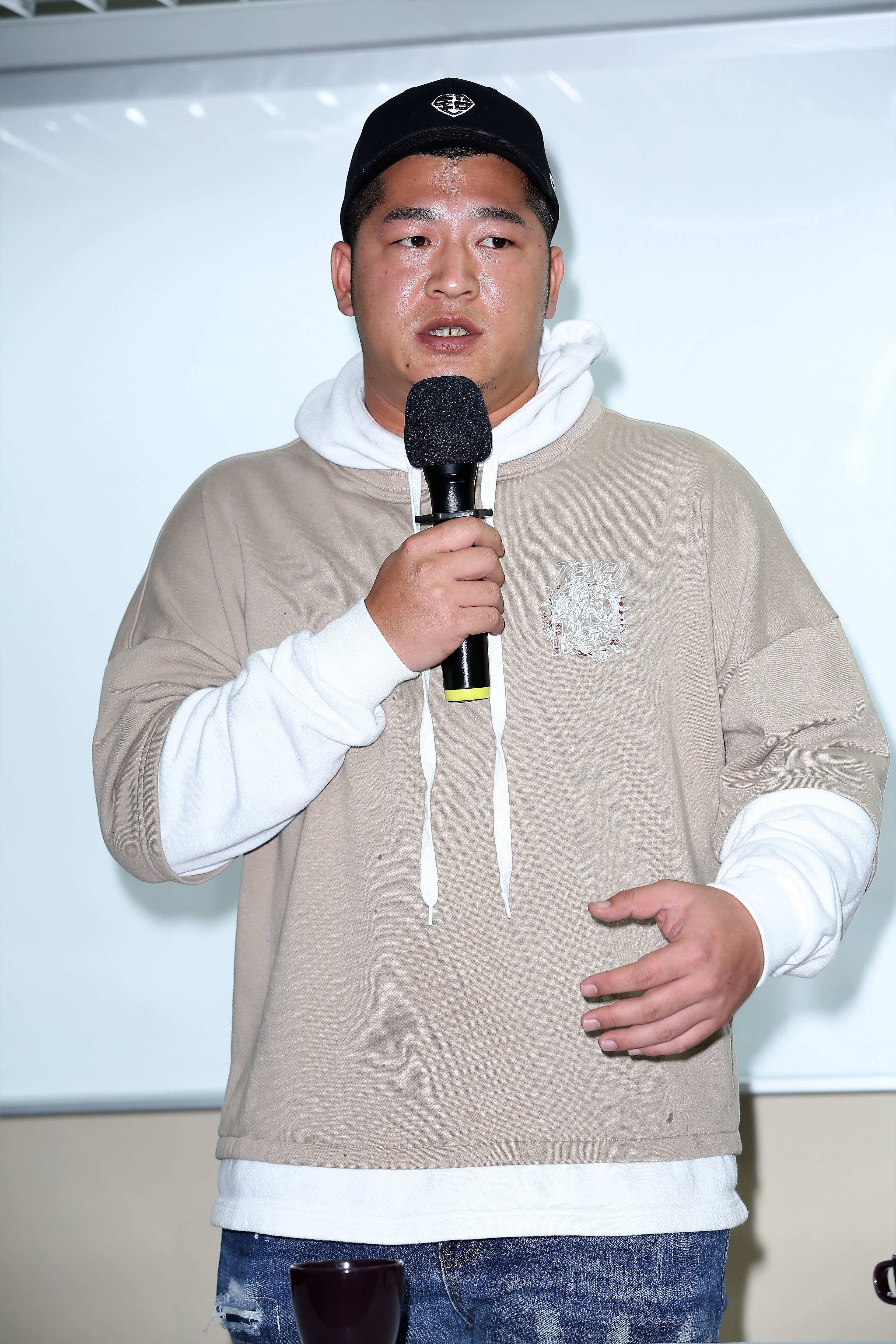 與超艾夾情同家人的草爺召開記者會，譴責暴力行為。