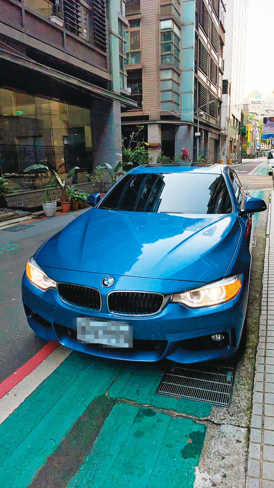 李男不僅全身名牌，出入還開BMW轎車。（讀者提供）