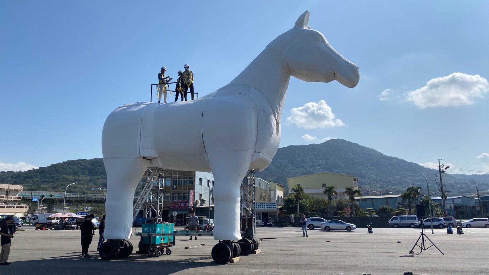 紙風車劇團為《雨馬》打造身高10公尺巨型移動藝術裝置，將會塗上彩虹色彩與繁花，象徵雨後和平與幸福的約定。（紙風車劇團提供）