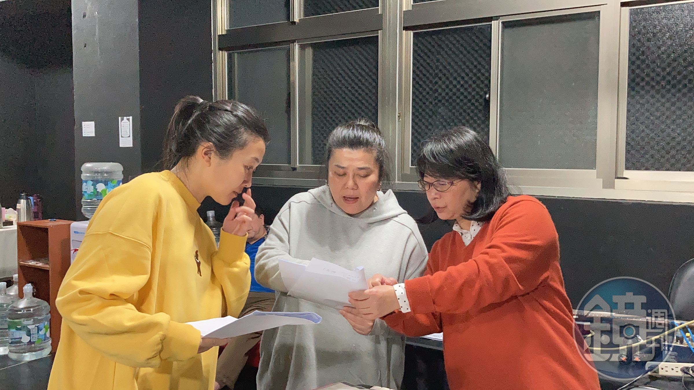音樂劇《結婚！結昏？辦桌》將在4月登場，目前演員們都在加緊練唱。（綠光劇團提供）