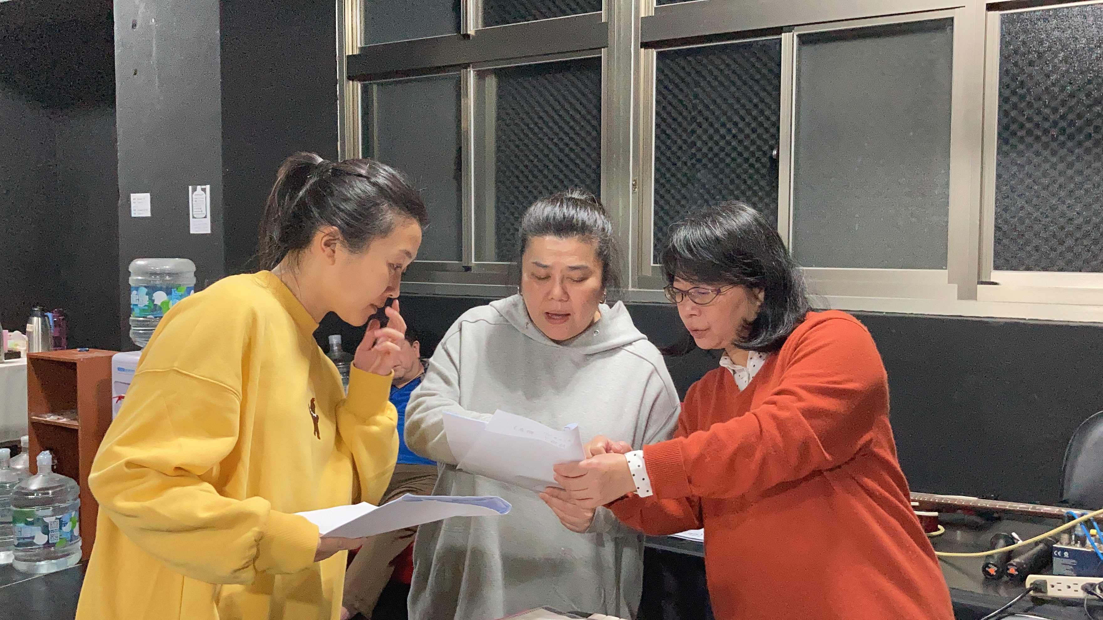 音樂劇《結婚！結昏？辦桌》將在4月登場，目前演員們都在加緊練唱。（綠光劇團提供）