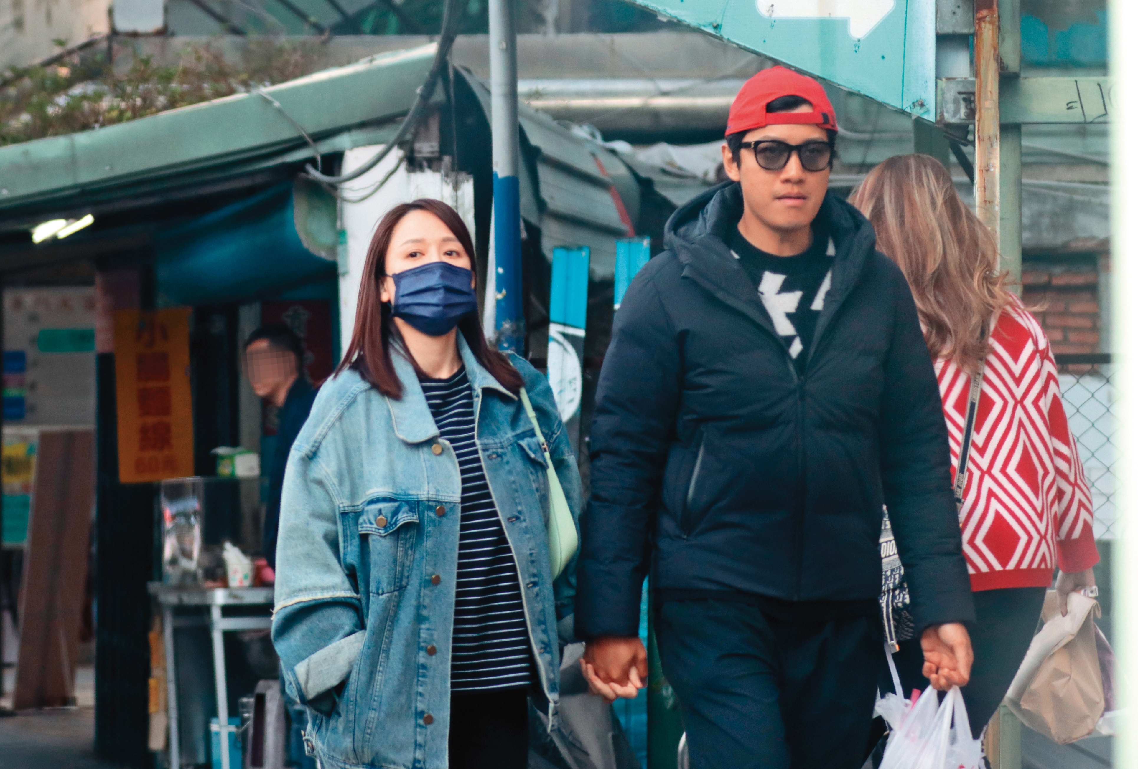 陳喬恩自從認愛後，總是和男友放閃，這天兩人甜蜜牽手漫步台北街頭。（2/18，16：07）