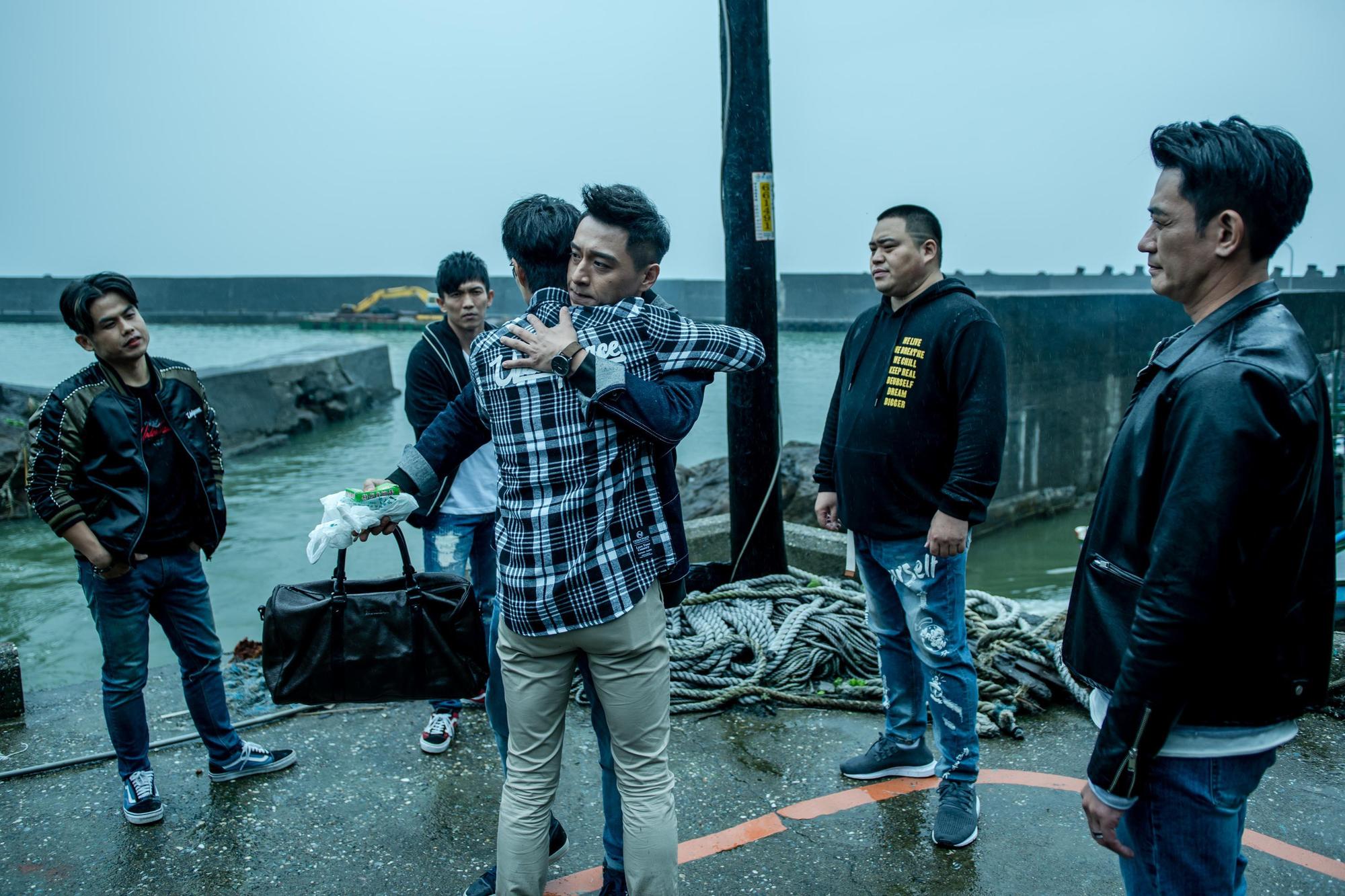 鄭人碩(中後)片中被安排跑路避風頭,觀眾對他沒殺人卻要跑路感到不解。(巧克麗娛樂提供)