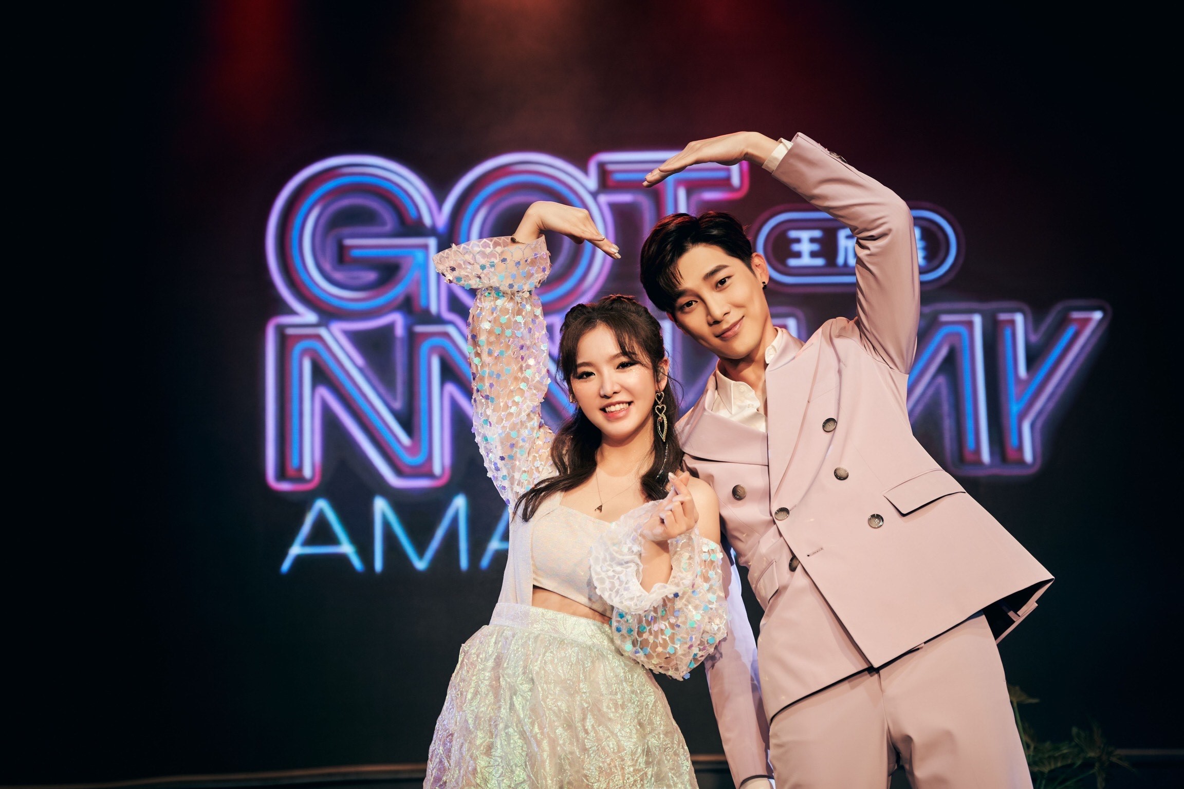 宋偉恩（右）昨日受邀出席王欣晨（左）的音樂會，兩人並合唱歌曲。（怡佳娛樂提供）