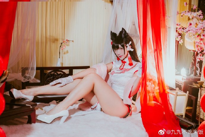 霽桔梗身材火辣，擁有50多萬粉絲。（翻攝自九九不吃米飯微博）