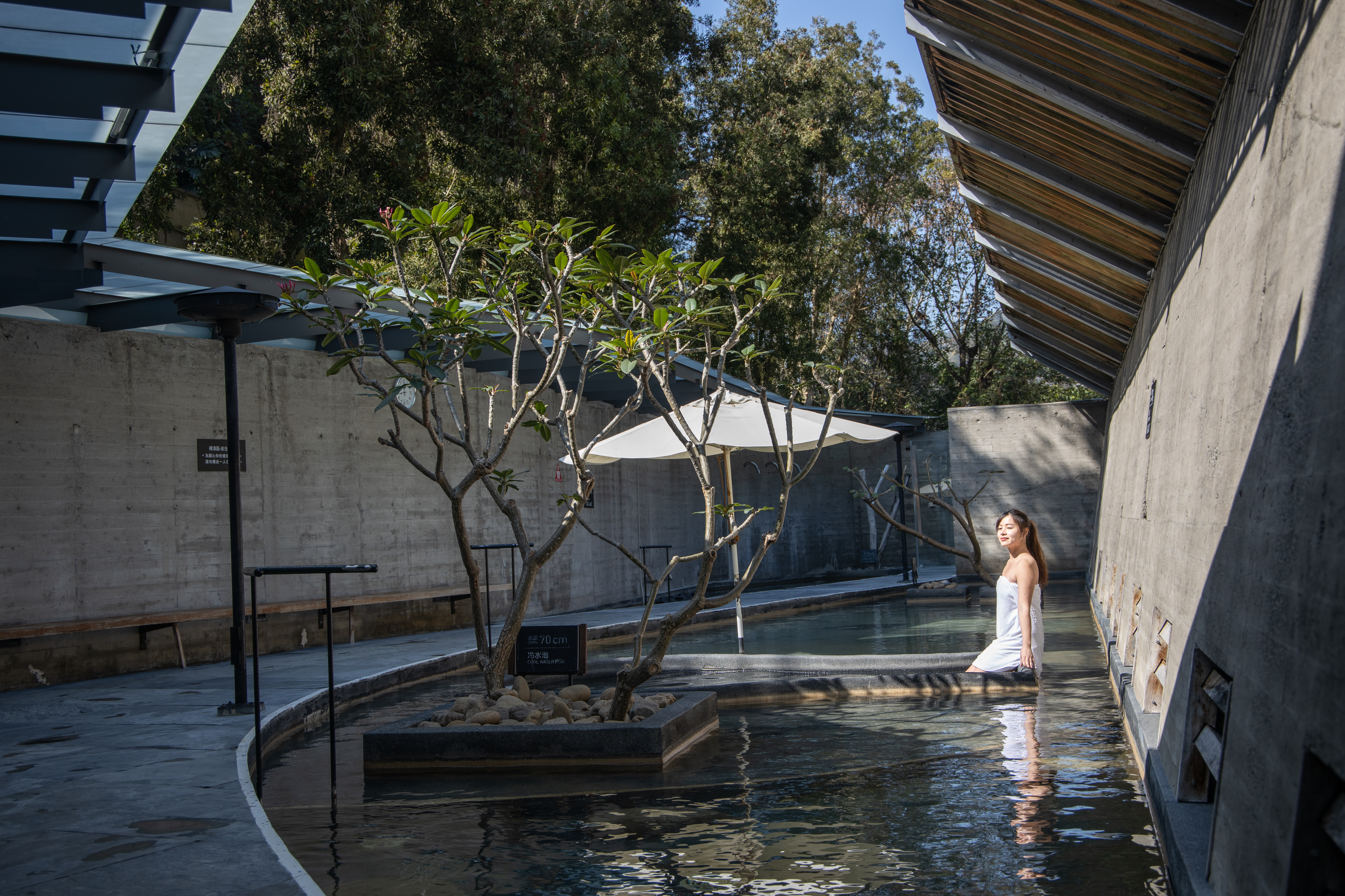 泰安「聖水」為無色無味的美人湯，泉質屬弱鹼性碳酸氫鈉泉，圖為半露天裸湯區。