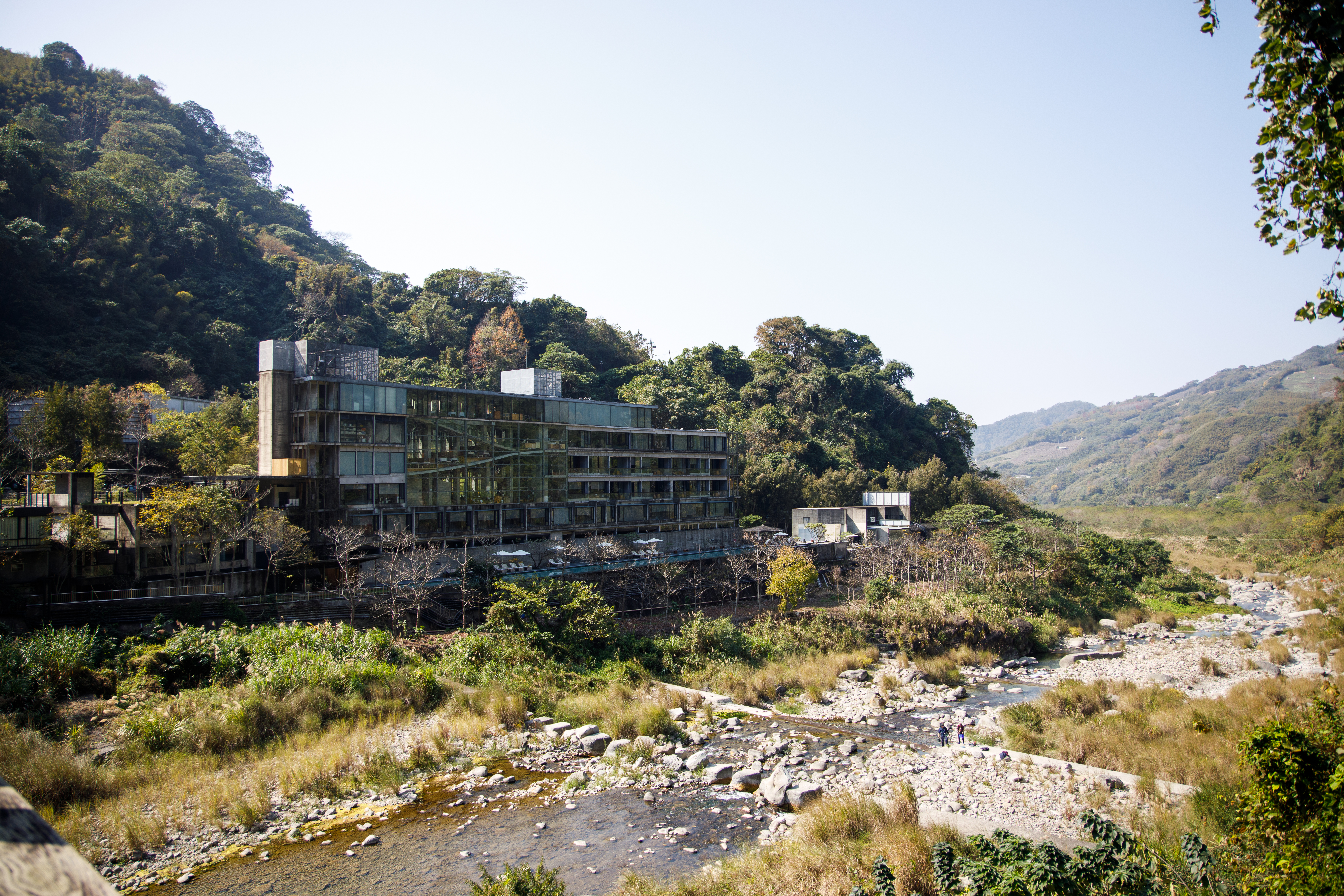 泰安觀止依山傍水，坐擁溪流美景。