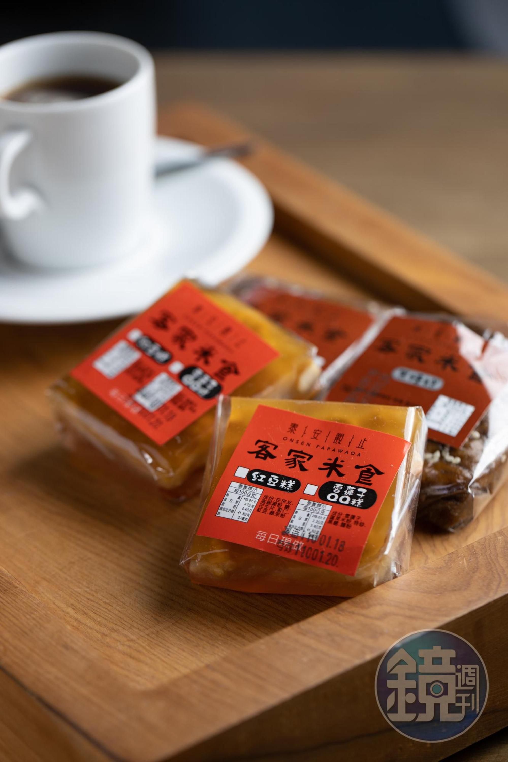 隨房附贈的客家米食，「雪蓮子QQ糕」及「黑糖糕」。