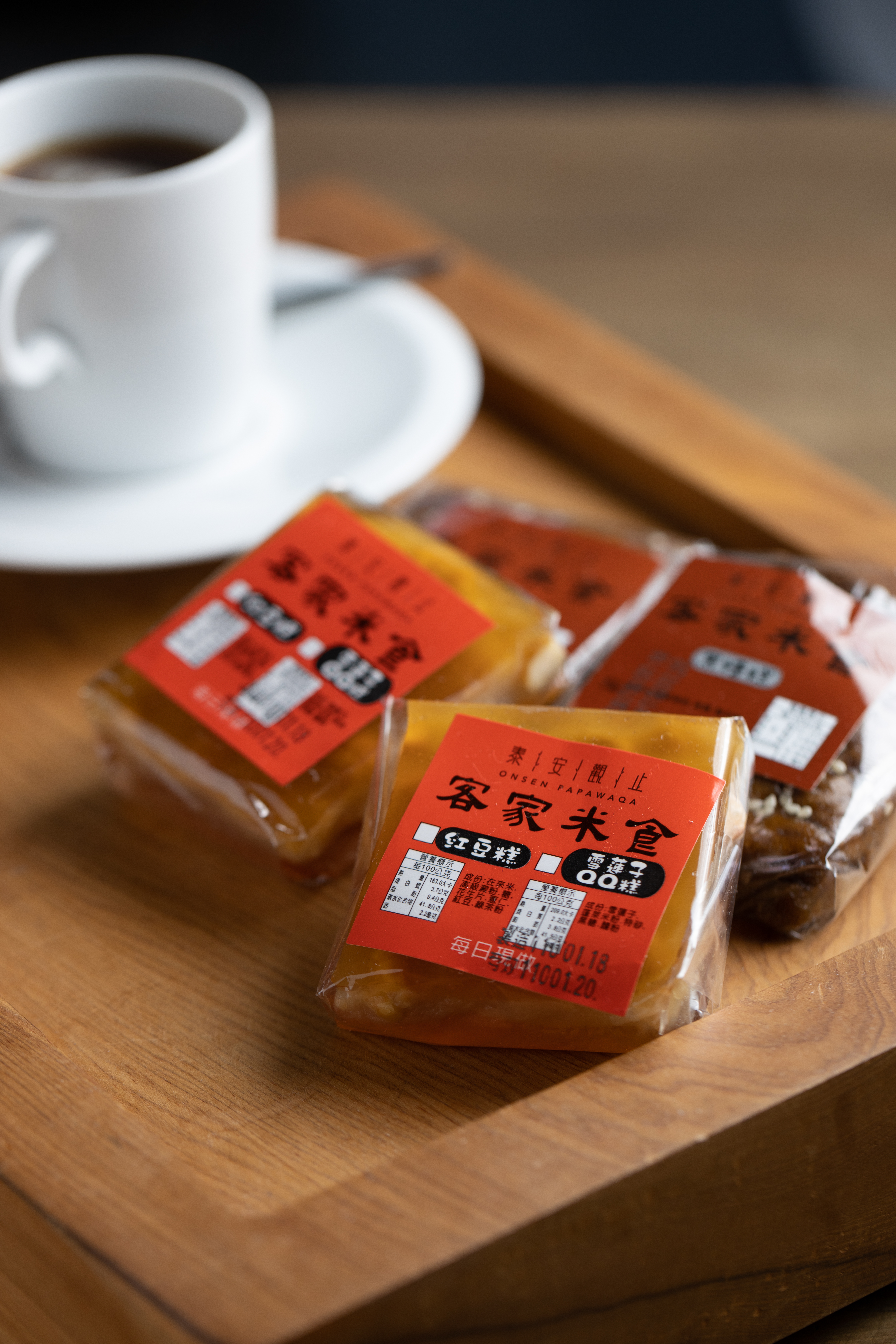 隨房附贈的客家米食，「雪蓮子QQ糕」及「黑糖糕」。
